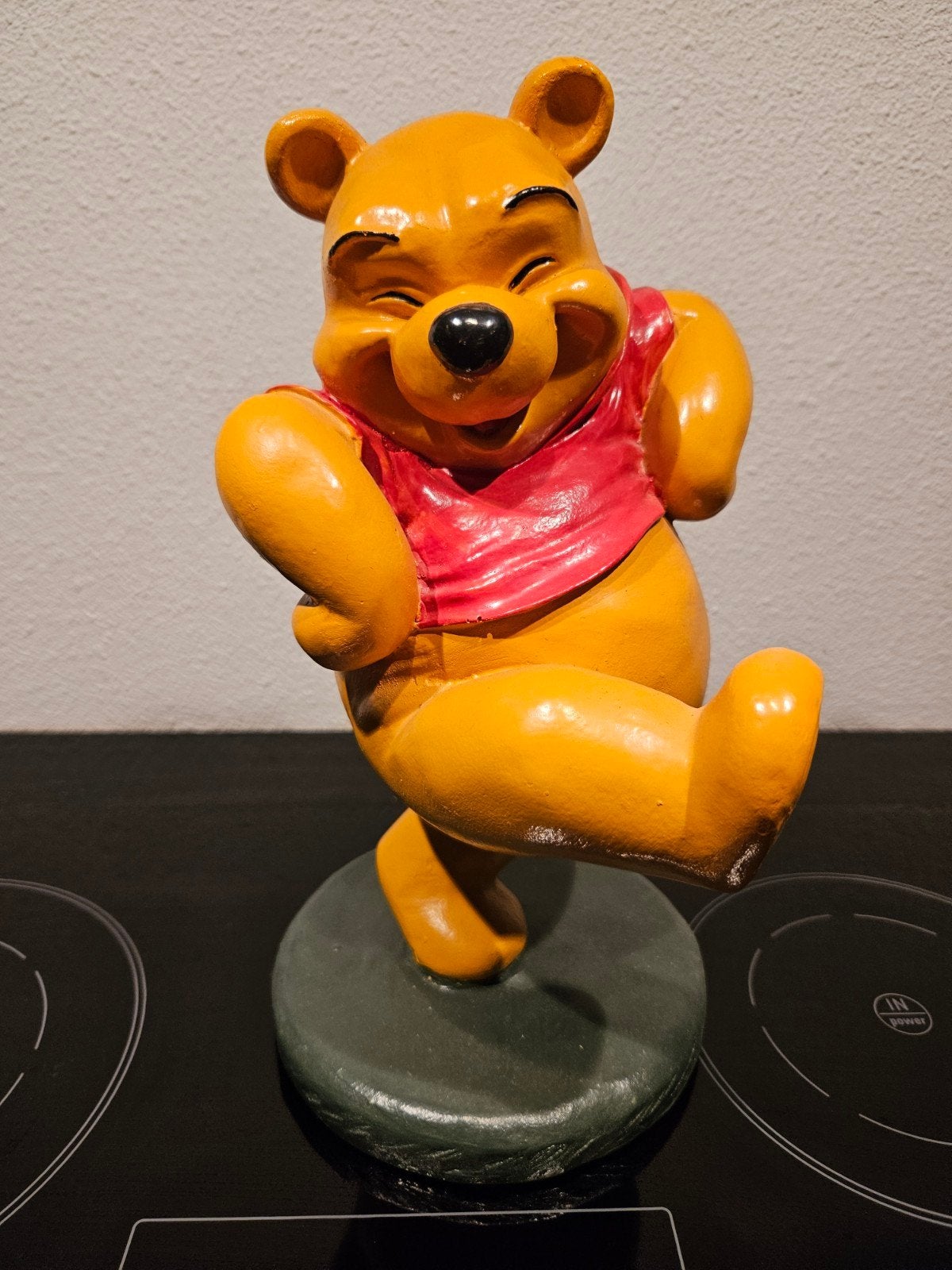 Winnie de Poeh beeldje - vrolijk dansend - Winnie Pooh, Ophalen of Verzenden, Zo goed als nieuw