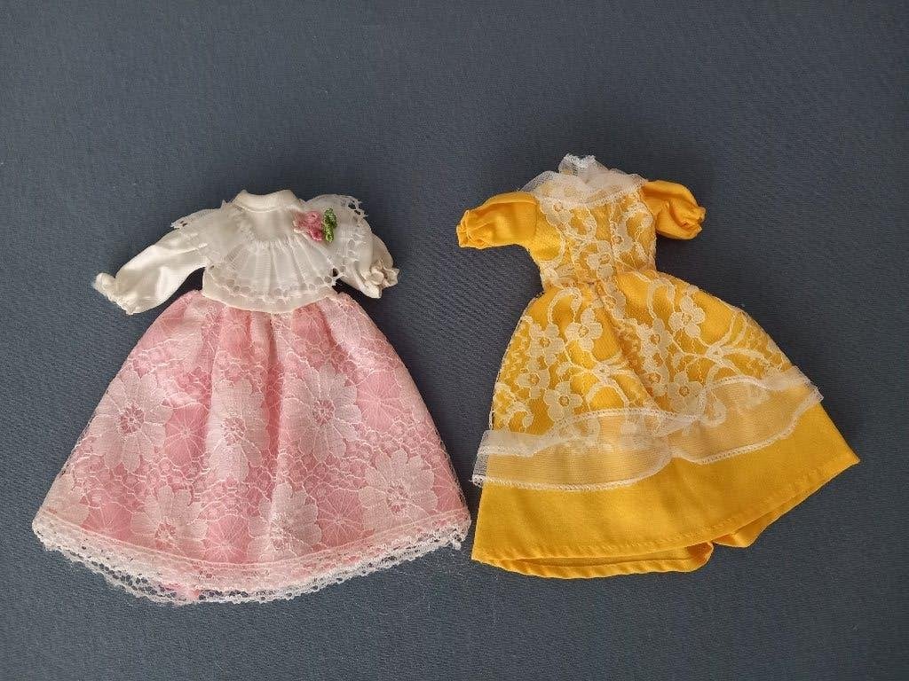Vintage  2 poppenjurkjes met kant.type barbie, Ophalen, Zo goed als nieuw, Kleertjes
