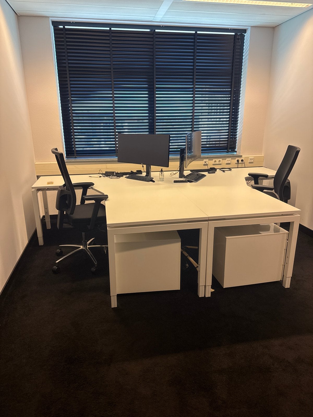 Complete kantoorinrichting met bureaus, stoelen en kasten, Werkplek, Ophalen of Verzenden, Gebruikt, Complete inventaris