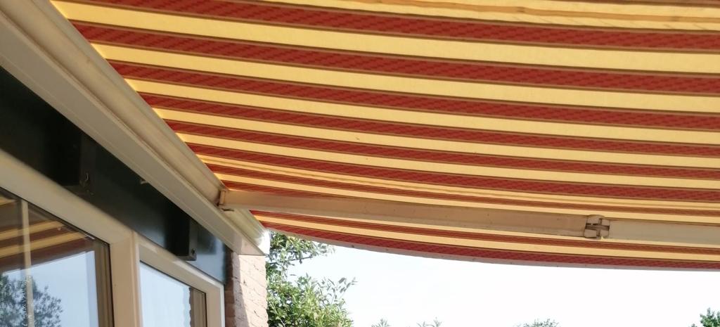 Elektrische knikarmscherm, Tuin en Terras, Zonneschermen, Ophalen, 450 cm of meer, Elektrisch, Zo goed als nieuw