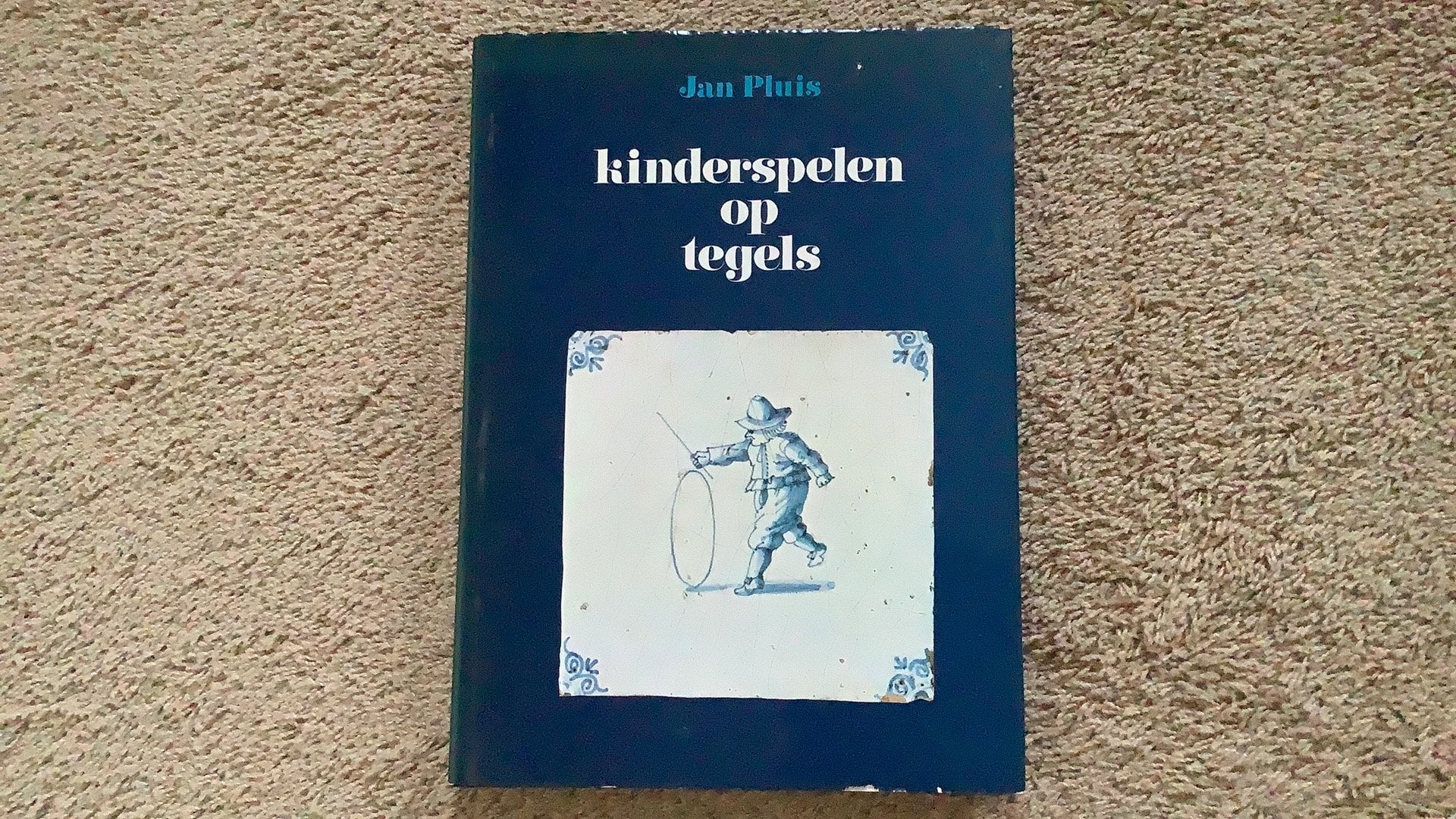 Kinderspelen op tegels, Jan Pluis., Ophalen of Verzenden, Gelezen