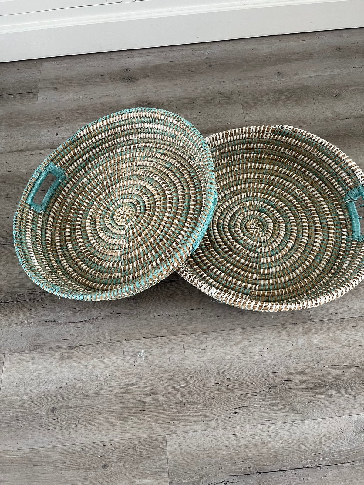 Set van 2 rieten manden/schalen - turquoise, bruin, wit, Ophalen, Mand, Rond, Zo goed als nieuw