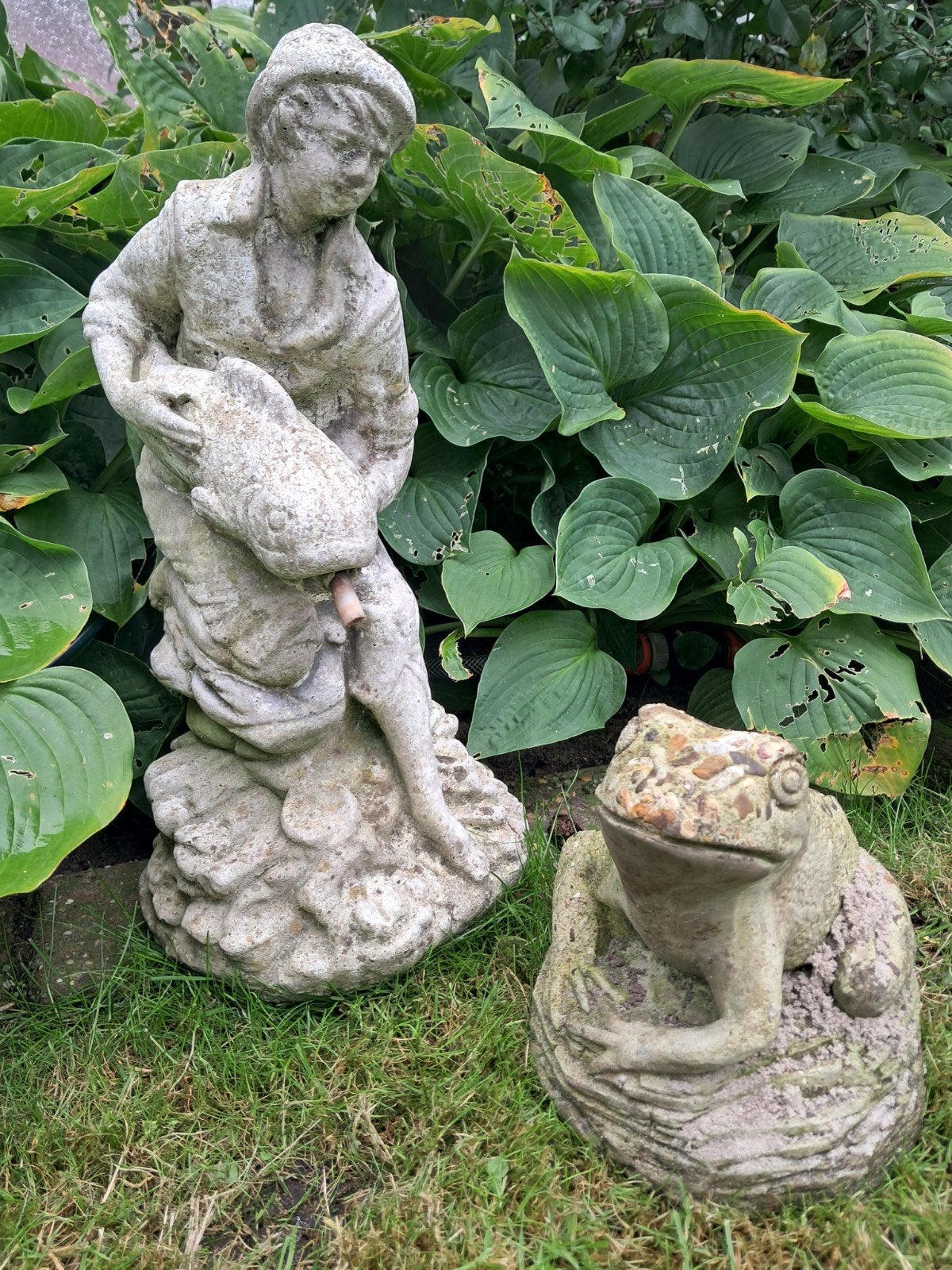 Betonnen beeld jongen met vis, kikker, vijverpomp & fontein, Tuin en Terras, Ophalen, Gebruikt