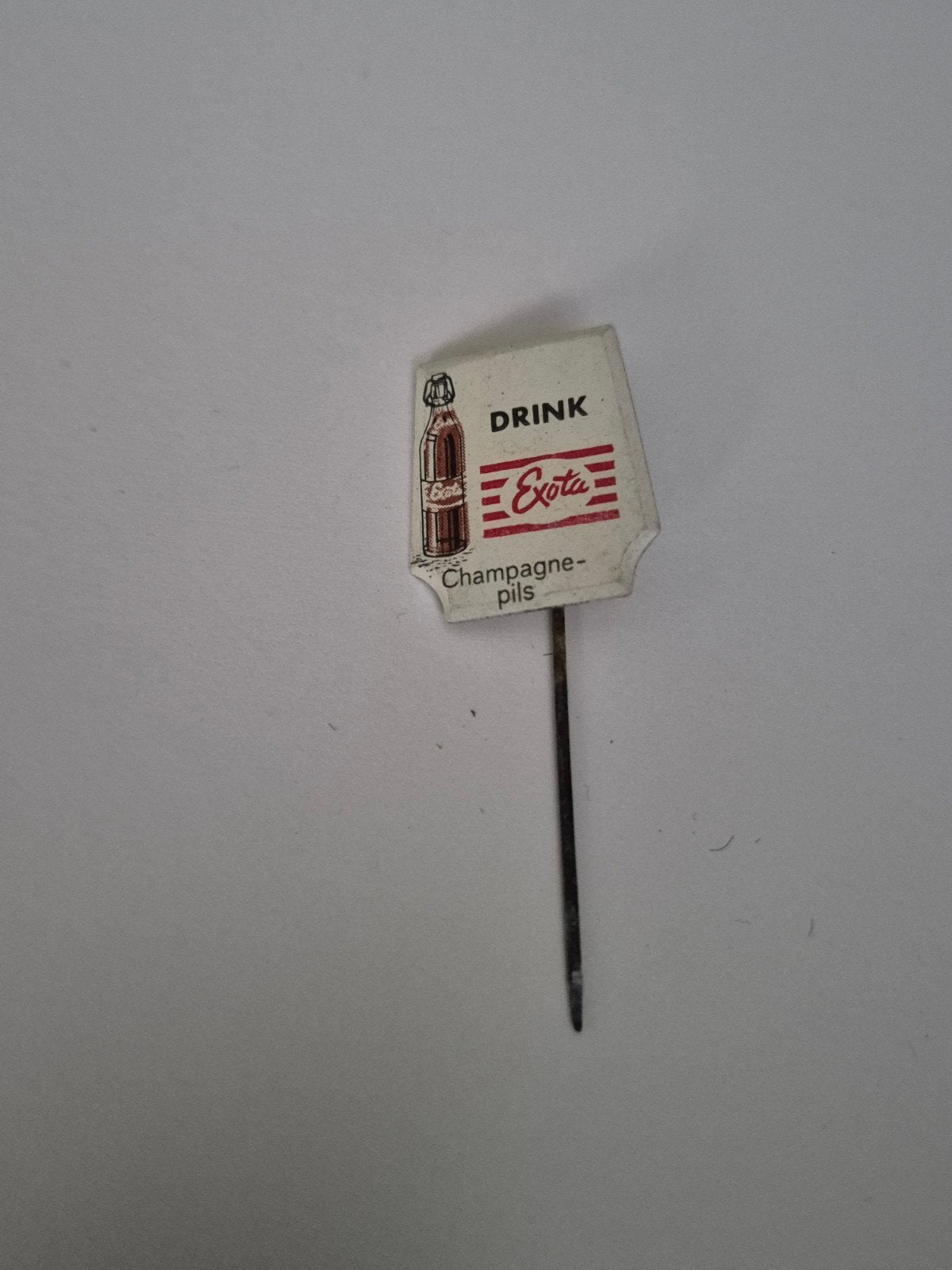 Vintage 'Drink Exota Champagne-pils' Reclame Speldje, Verzamelen, Ophalen of Verzenden, Gebruikt, Reclamebord