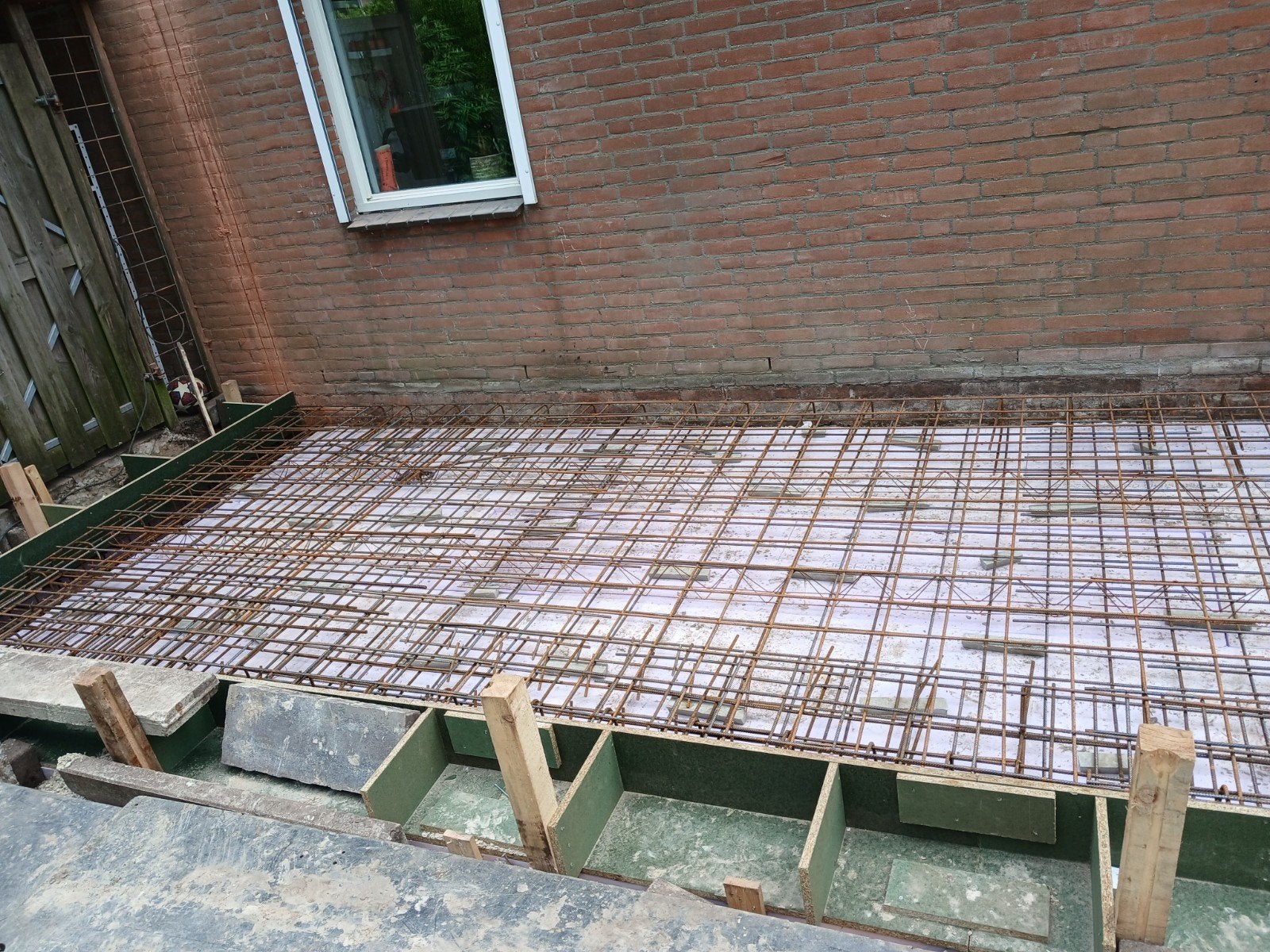 Jonge timmerman op zoek naar klussen.