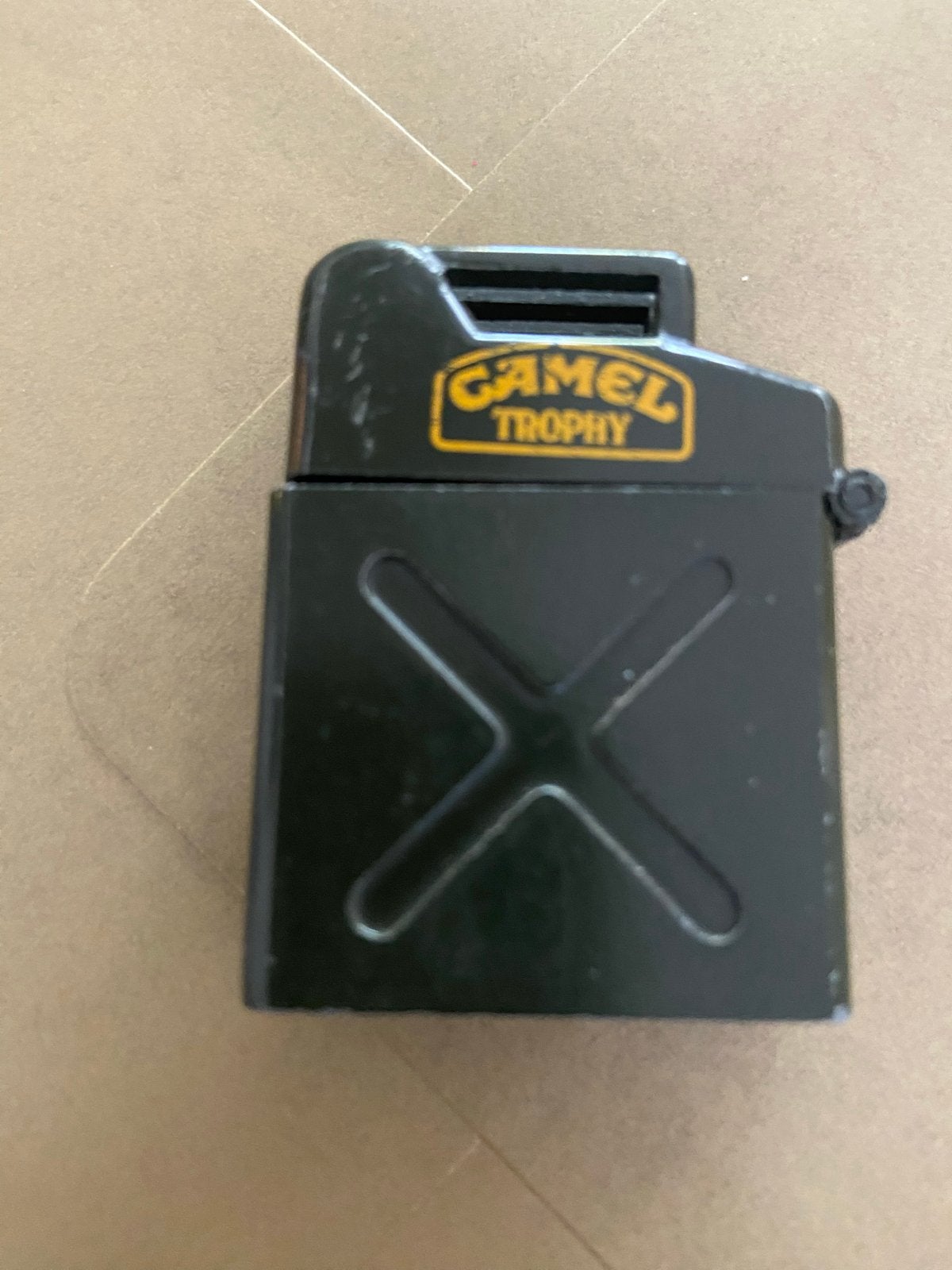Vintage Camel Trophy aansteker jerrycan model, Verzamelen, Rookartikelen, Aanstekers en Luciferdoosjes, Ophalen of Verzenden, Gebruikt