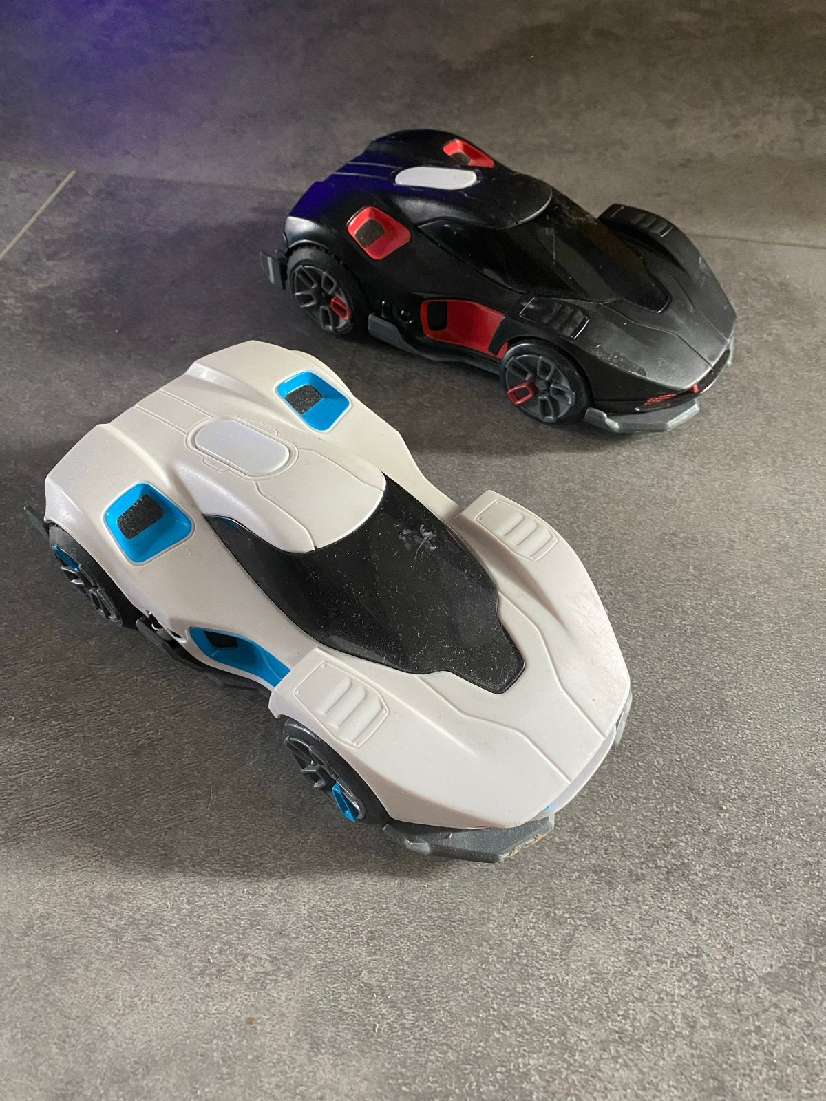 2 Anki Overdrive raceauto's - Wit en Zwart, Ophalen, Gebruikt