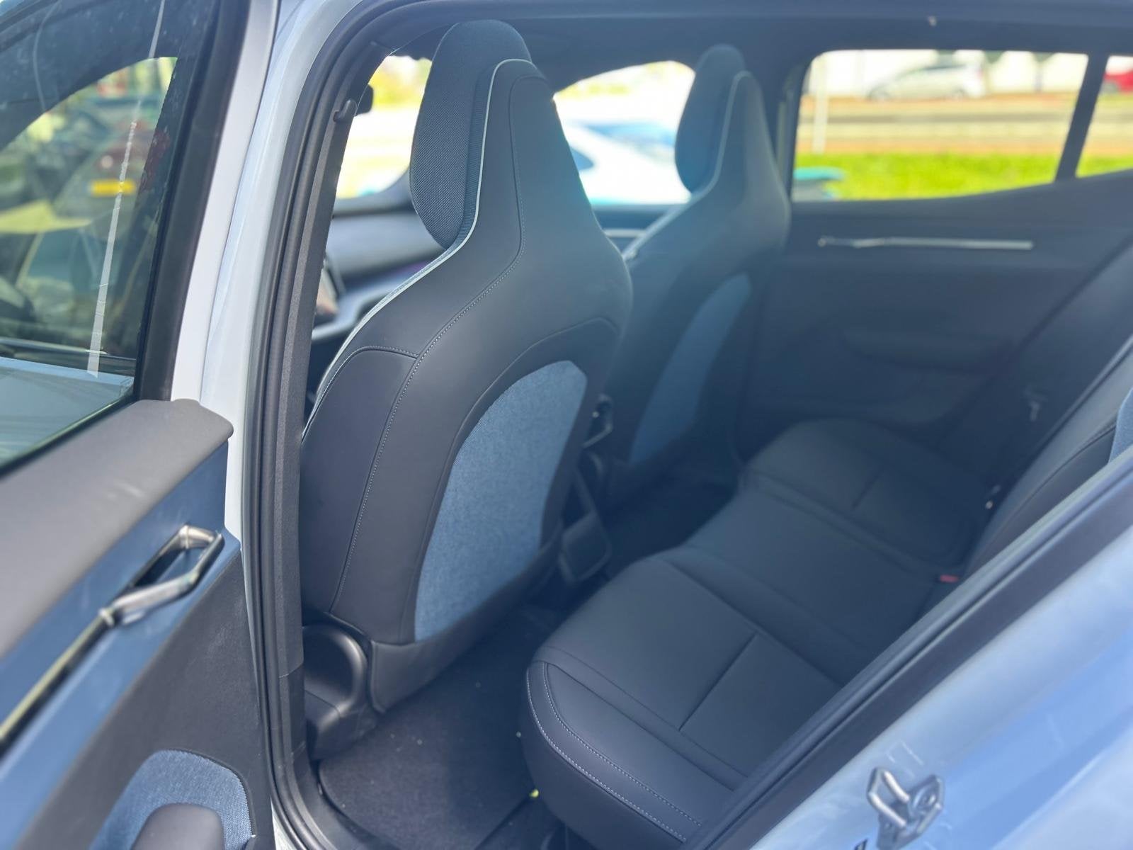 Volvo EX30 Cross Country Twin Motor Performance Ultra 69 kWh, Auto's, Automaat, Gebruikt, Blauw, Leder en Stof