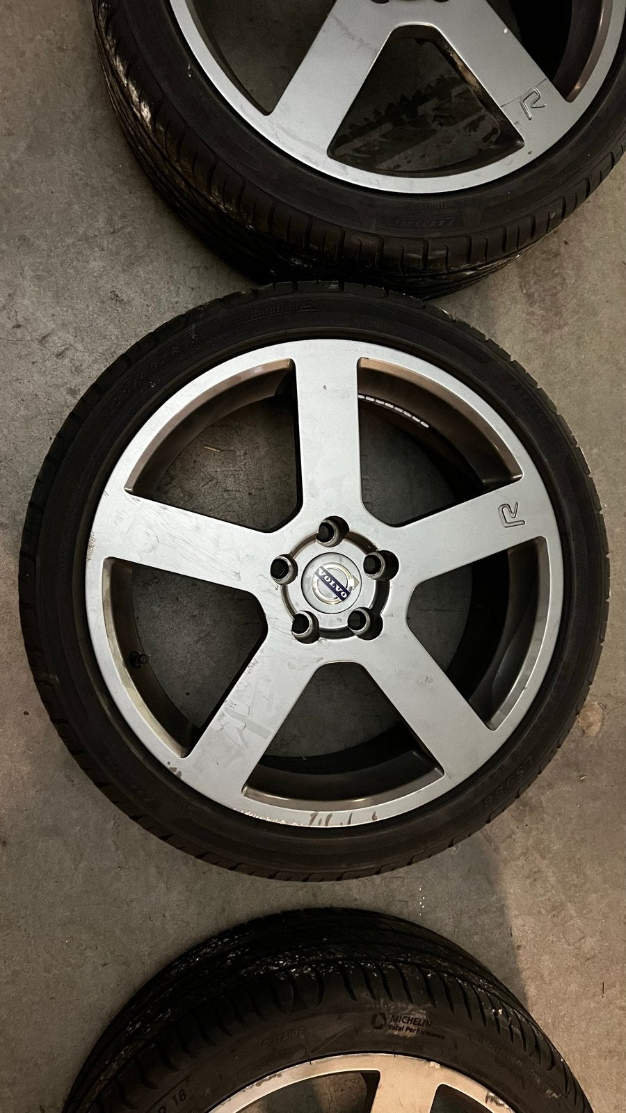Volvo R 18 inch velgen met Michelin zomerbanden (225/40 R18), Auto-onderdelen, Banden en Velgen, Ophalen, 18 inch, Gebruikt, Banden en Velgen