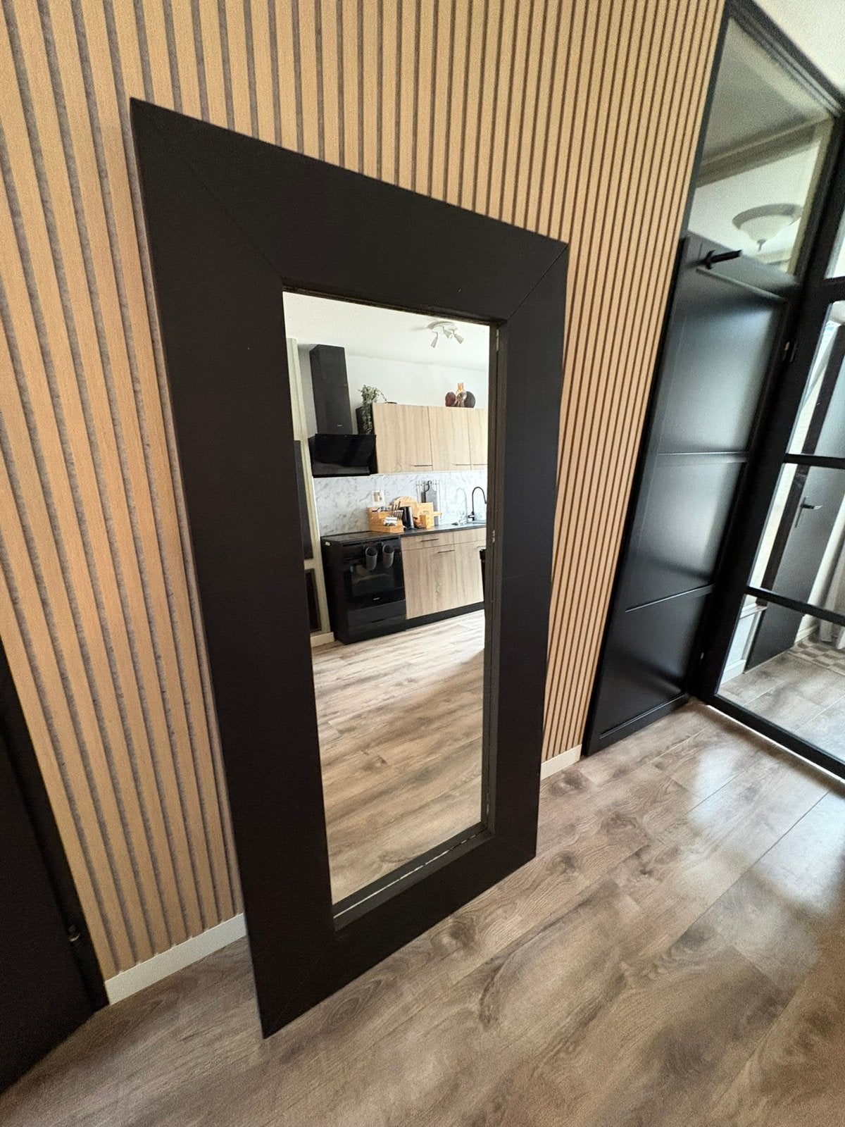 Grote spiegel zwart houten rand, Huis en Inrichting, Woonaccessoires | Spiegels, Ophalen, Zo goed als nieuw, 75 tot 100 cm, 150 tot 200 cm