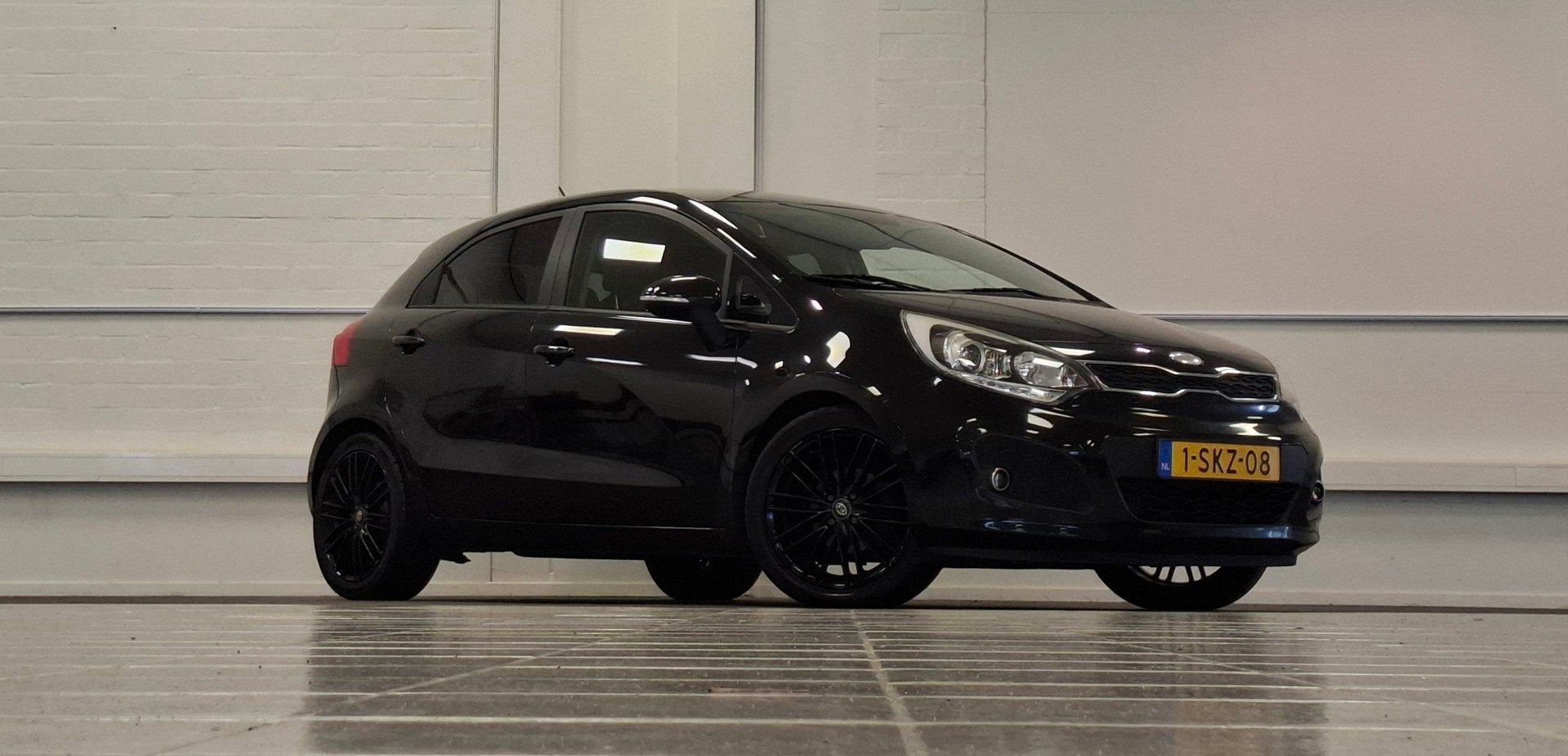 Kia Rio 1.2 CVVT Super Pack 2e Eigenaar Android auto Clima 1, Zwart, 4 cilinders, Zwart, Origineel Nederlands