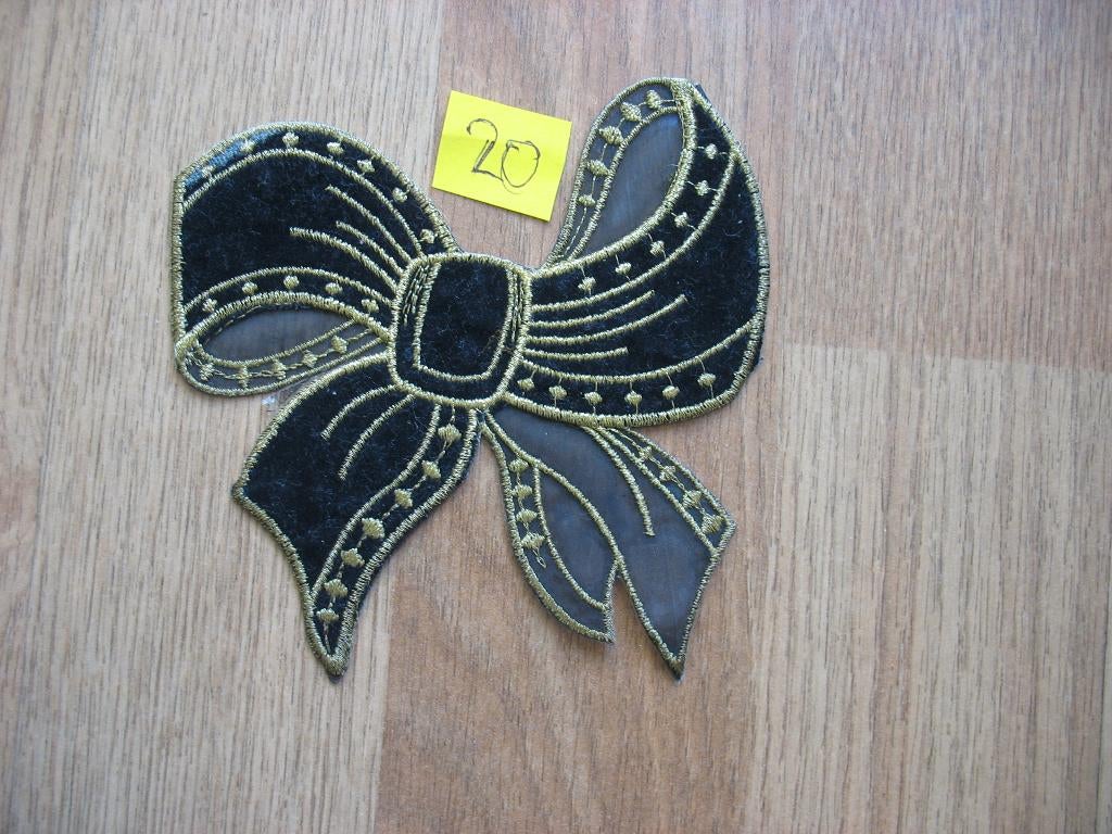 Applicatie Strik-Zwart Fluweel met Goudkleur Mooi Vintage, Ophalen of Verzenden, Nieuw, Applicatie