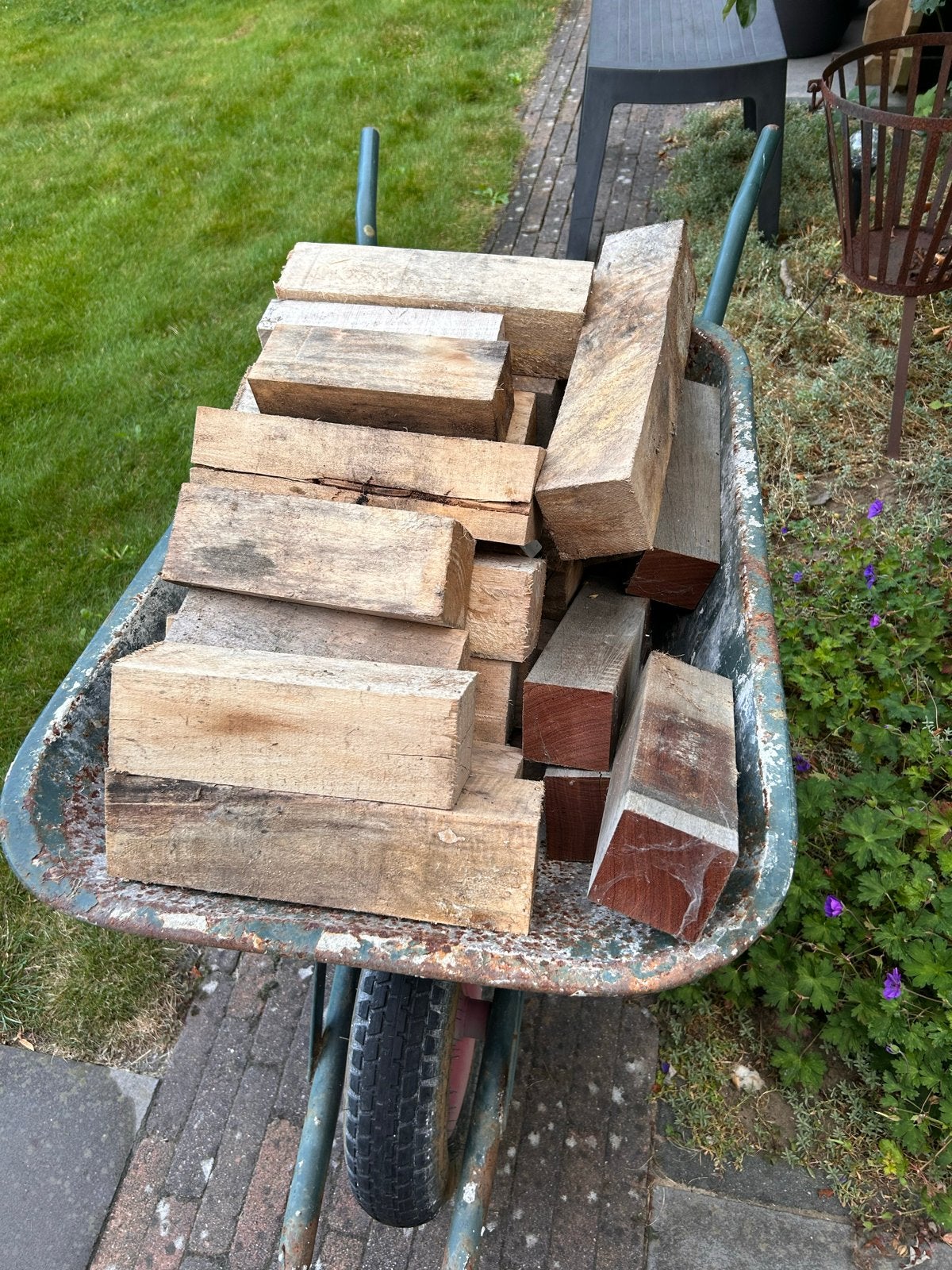 2 kruiwagens houtblokken voor brandhout of knutselprojecten, Tuin en Terras, Haardhout, Minder dan 3 m³, Ophalen, Overige houtsoorten