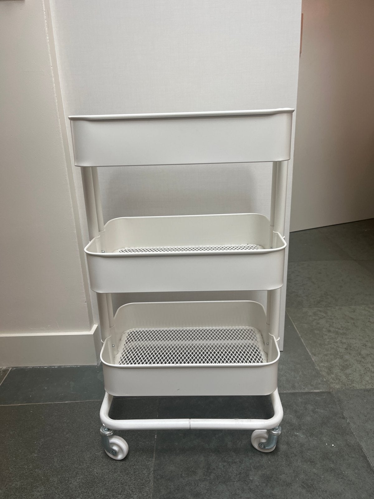 Ikea metalen rolwagen met 3 niveaus wit, Huis en Inrichting, Ophalen, Zo goed als nieuw