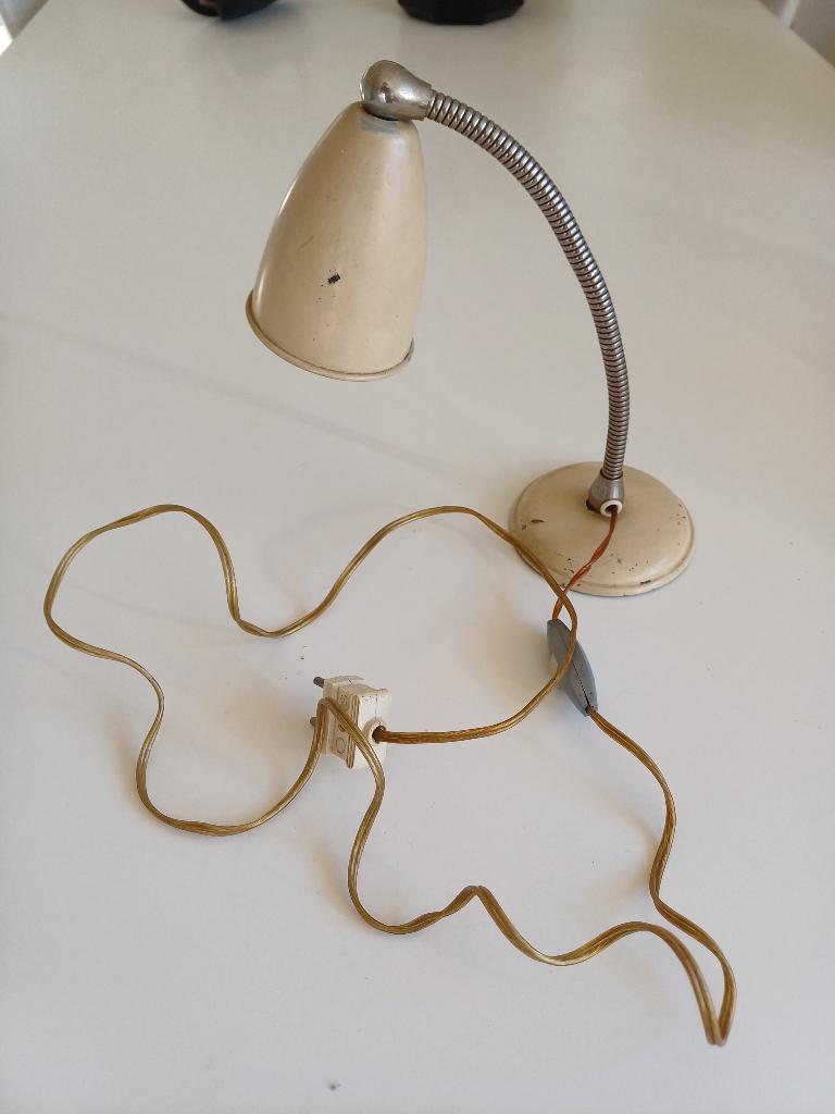 Oude tafellamp slaapkamer lampje jaren 1950, Huis en Inrichting, Lampen | Tafellampen, Gebruikt, Ophalen of Verzenden, Metaal