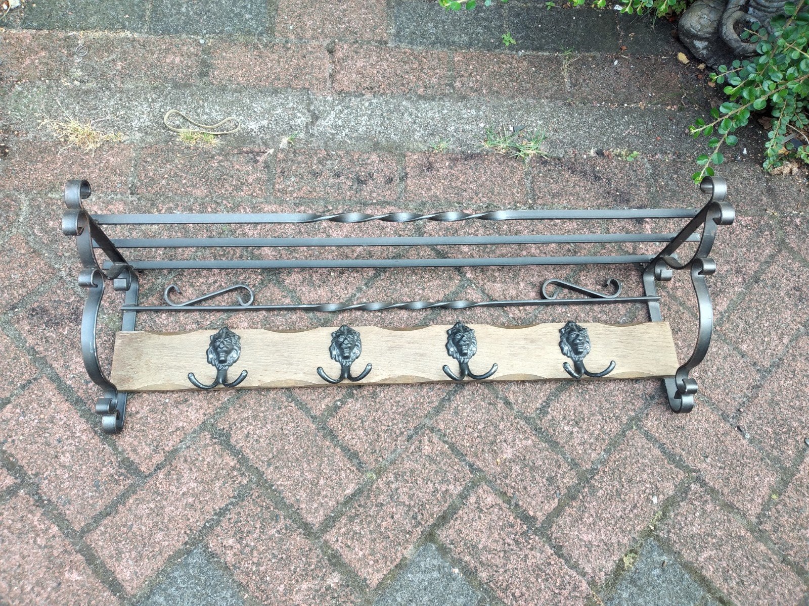 Vintage wandkapstok met hoedenrek en leeuwenkoppen, Ophalen of Verzenden, Gebruikt, Metaal, Wandkapstok