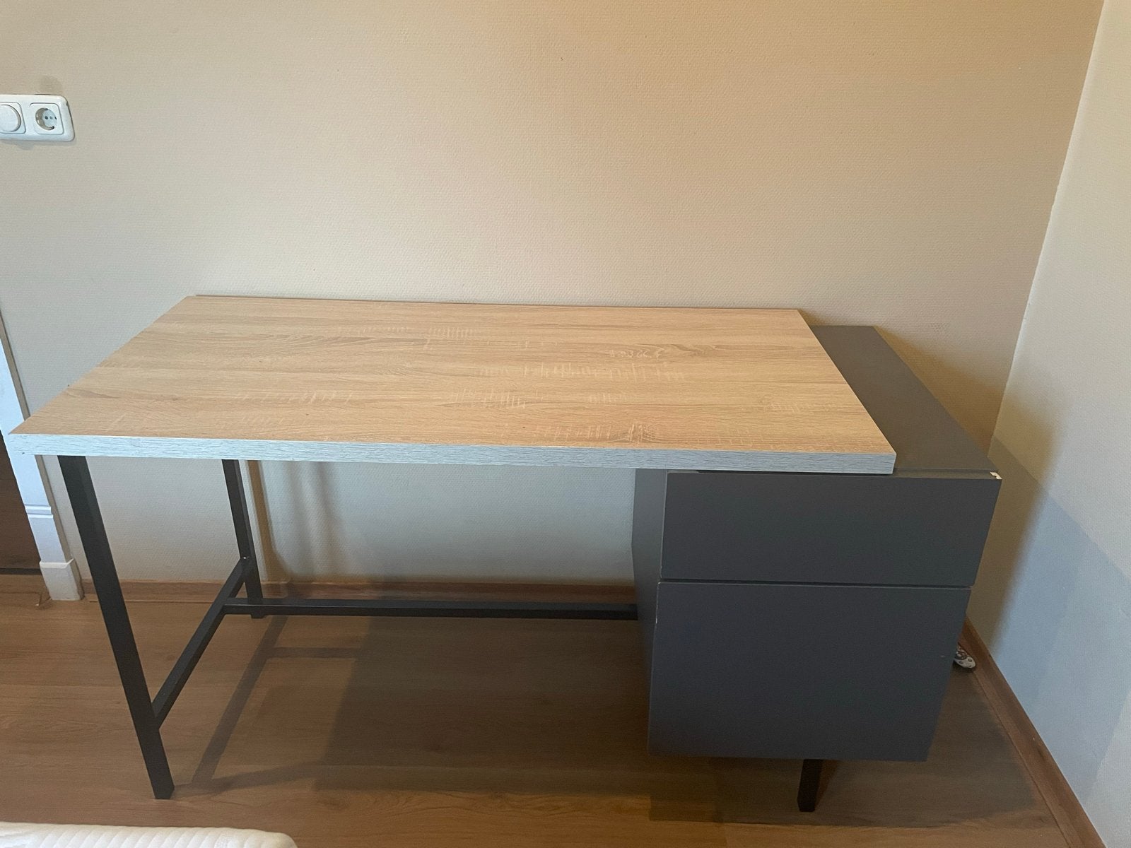 Bureau met lade en kastje  - 137x60x76 cm, Ophalen, Gebruikt, Met lades, Spaanplaat of MDF