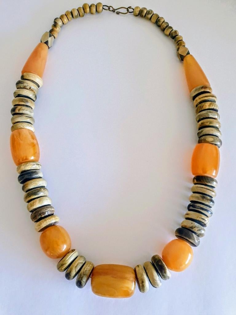Etnisch Berbercollier van bakeliet/copal en bot, 60 cm, Sieraden, Tassen en Uiterlijk, Kettingen, Verzenden, Zo goed als nieuw