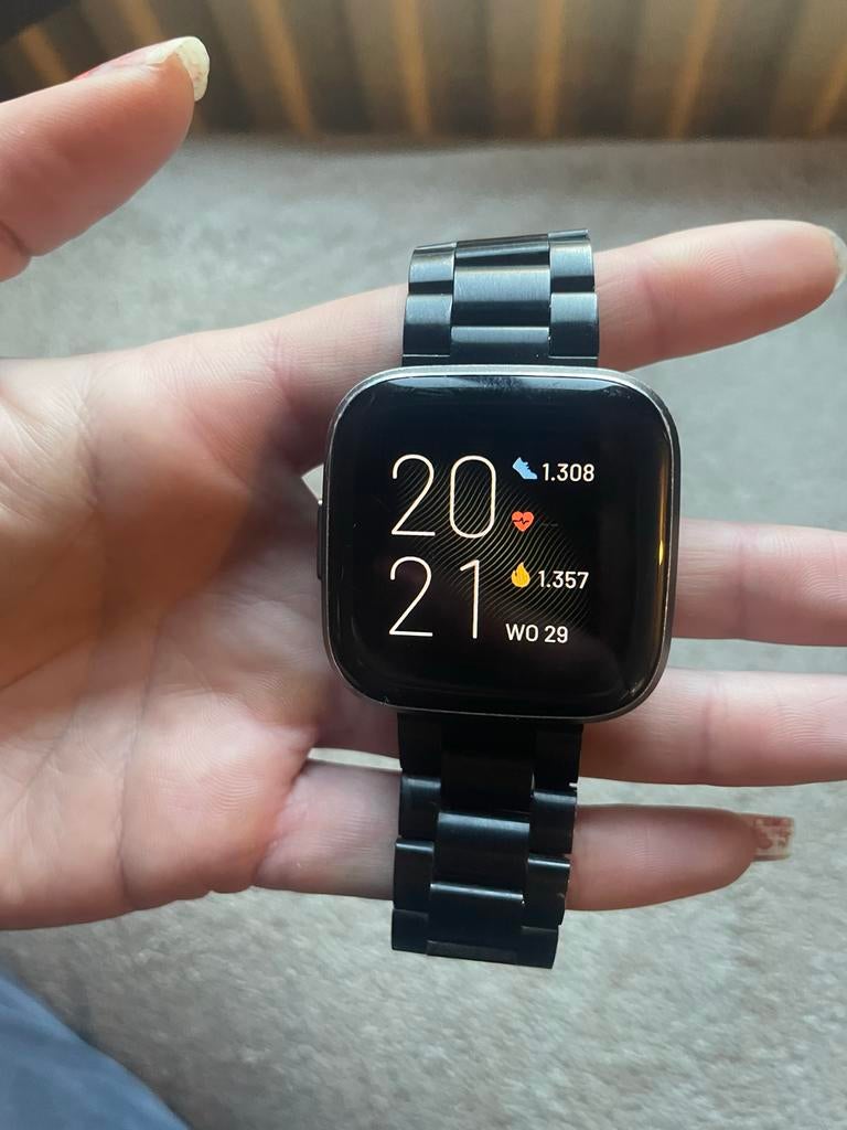 Fitbit Versa 2 smartwatch + zwart metalen bandje en oplader, Ophalen of Verzenden, Gebruikt, Zwart, Android