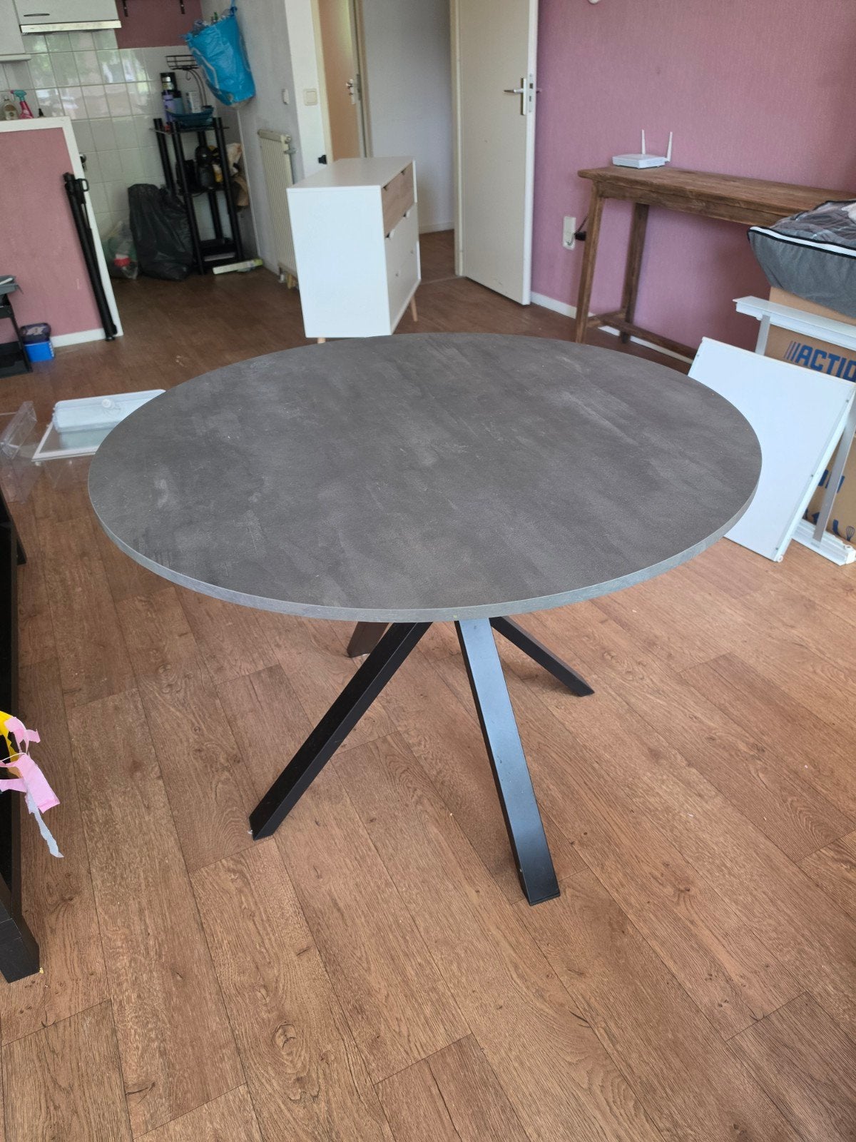 Moderne ronde eettafel met donkergrijs blad, Huis en Inrichting, Tafels | Eettafels, Ophalen, Modern, Industrieel, Overige materialen