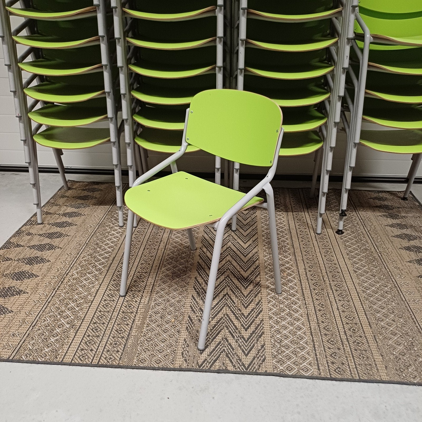 36 x schoolstoelen stapelstoelen kantine partij stoelen, Huis en Inrichting, Stoelen, Gebruikt, Vijf, Zes of meer stoelen, Bruin