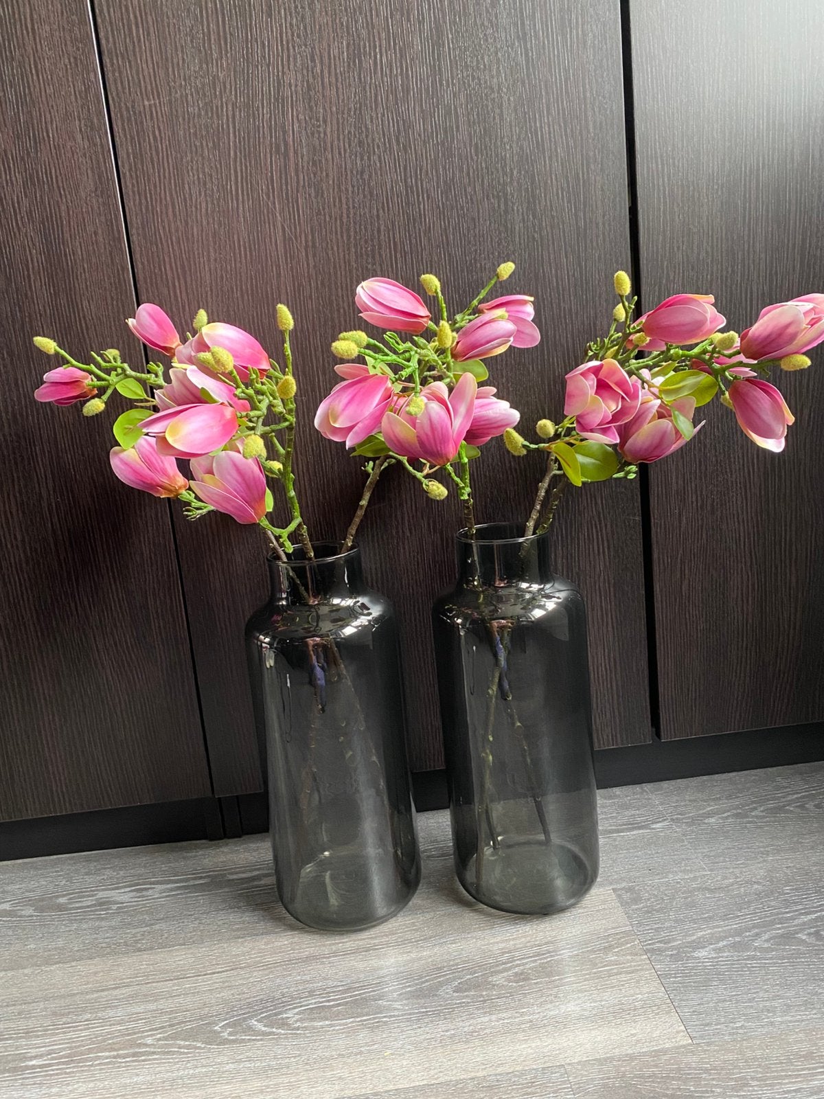 2 Vazen inclusief kunstmagnolia’s, Huis en Inrichting, Ophalen, Inclusief decoratie, Zwart, Glas