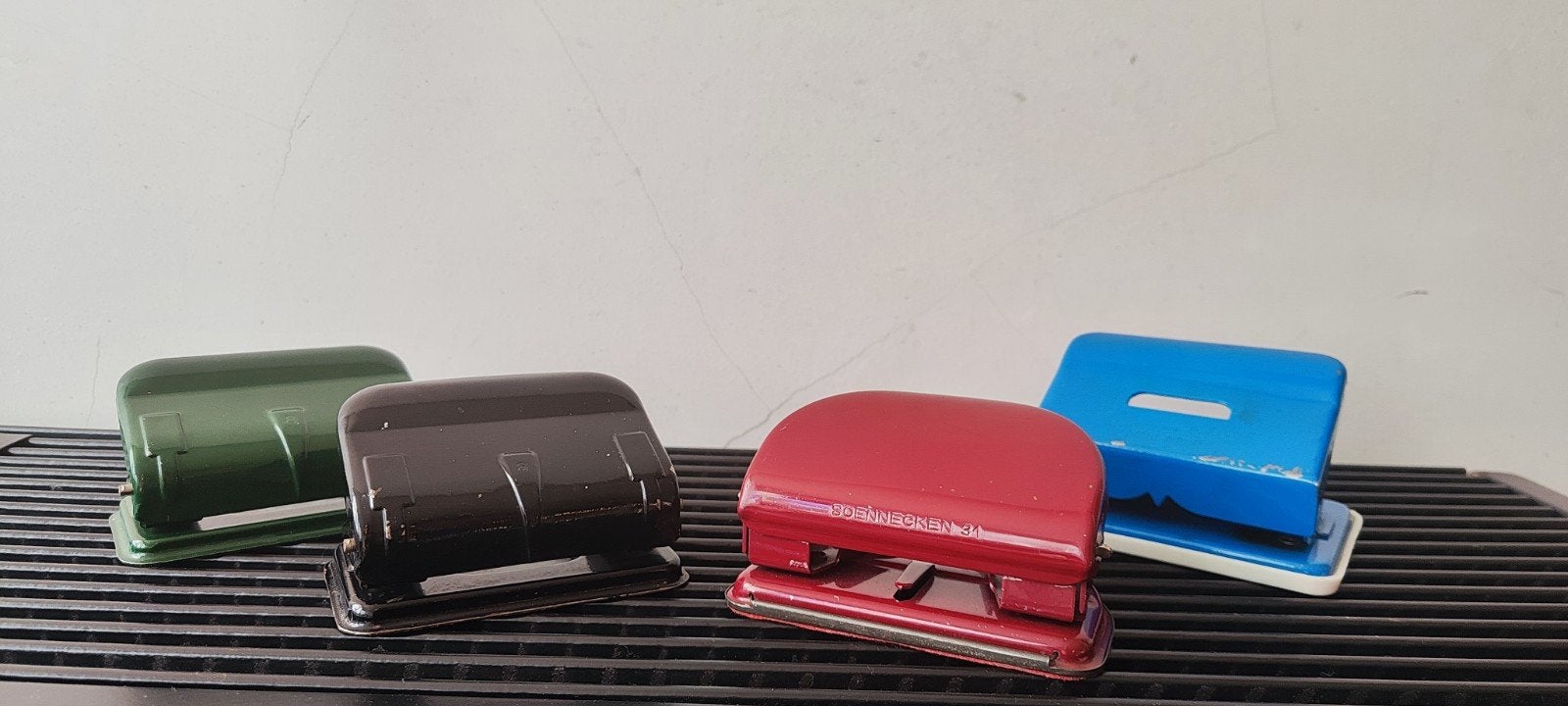 4x midcentury metalen perforator, rood, blauw, zwart, groen, Ophalen, Zo goed als nieuw
