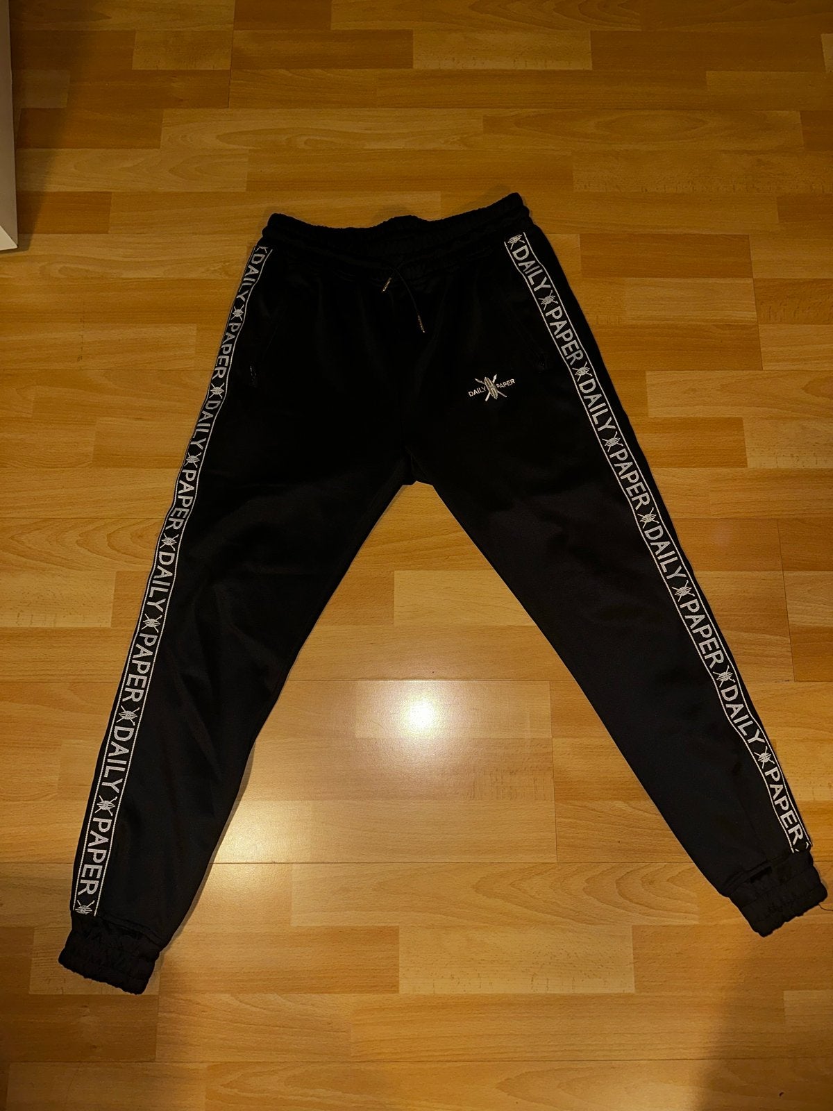 Daily Paper Joggingbroek Zwart met Logo Strepen XS, Ophalen of Verzenden, Zo goed als nieuw, Maat 48/50 (M), Zwart