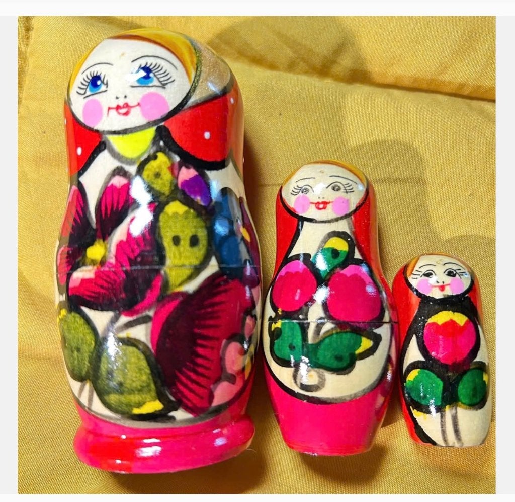 Rode 3-delige baboesjka set 4,5 tot 10 cm, Verzamelen, Poppen, Ophalen of Verzenden, Zo goed als nieuw, X, Pop