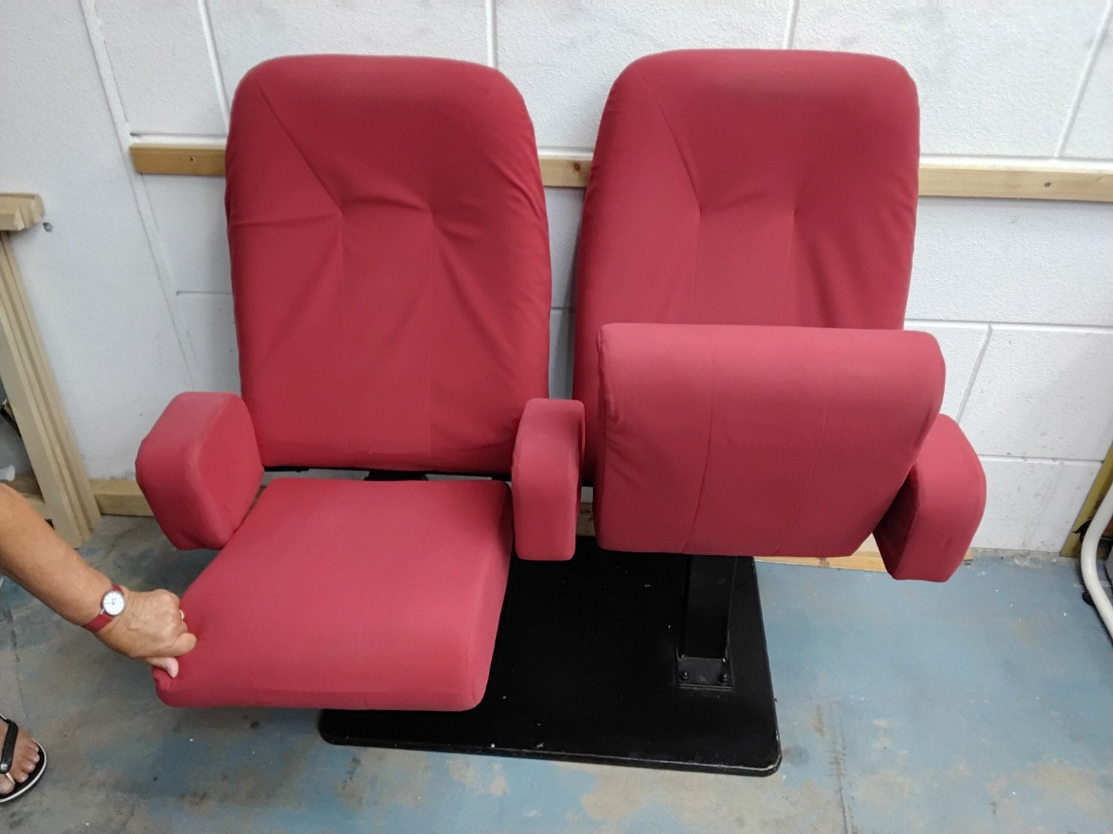 Twee rode bioscoop stoelen met armleuningen, Ophalen, Modern, Comfortabel, Gebruikt, Twee