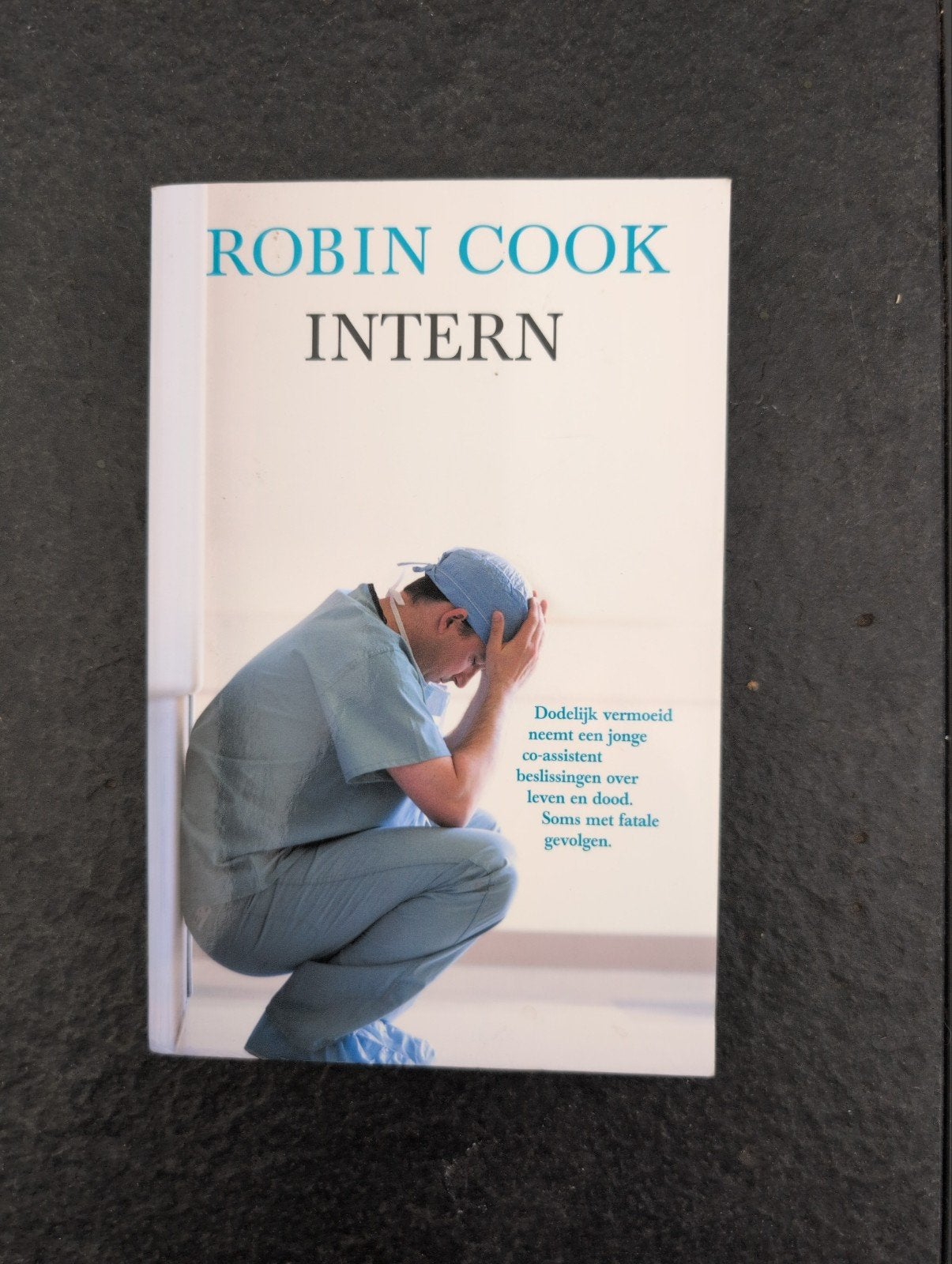 Robin Cook - Intern (Thriller), Ophalen of Verzenden, Zo goed als nieuw, Robin Cook