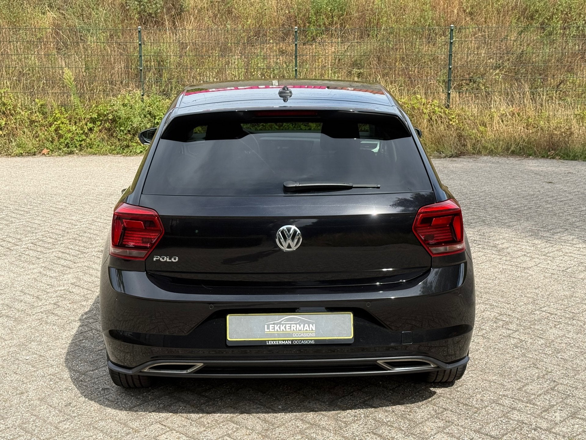 Volkswagen Polo 1.0 TSI R-LINE I CAMERA I VIRTUAL I 1E EIG I, Voorwielaandrijving, Gebruikt, 95 pk, Zwart
