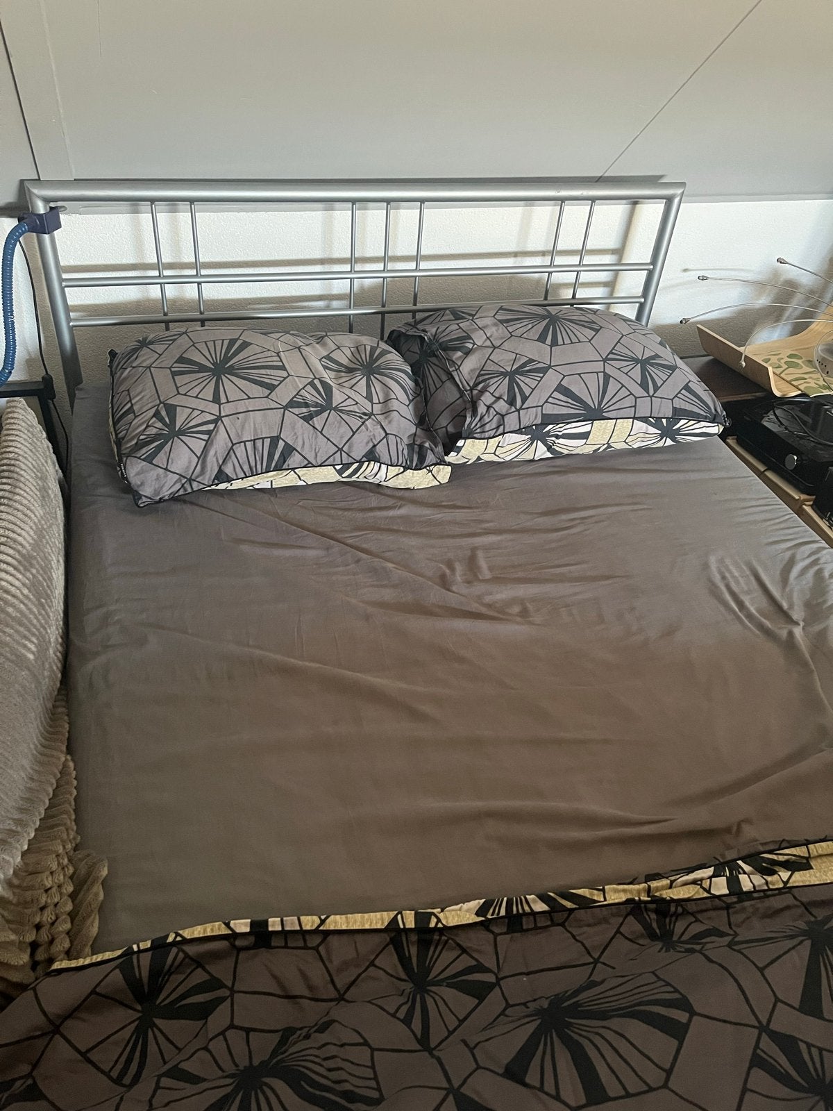Tweepersoonsbed met metalen frame, Ophalen, Gebruikt, Tweepersoons, 140 cm