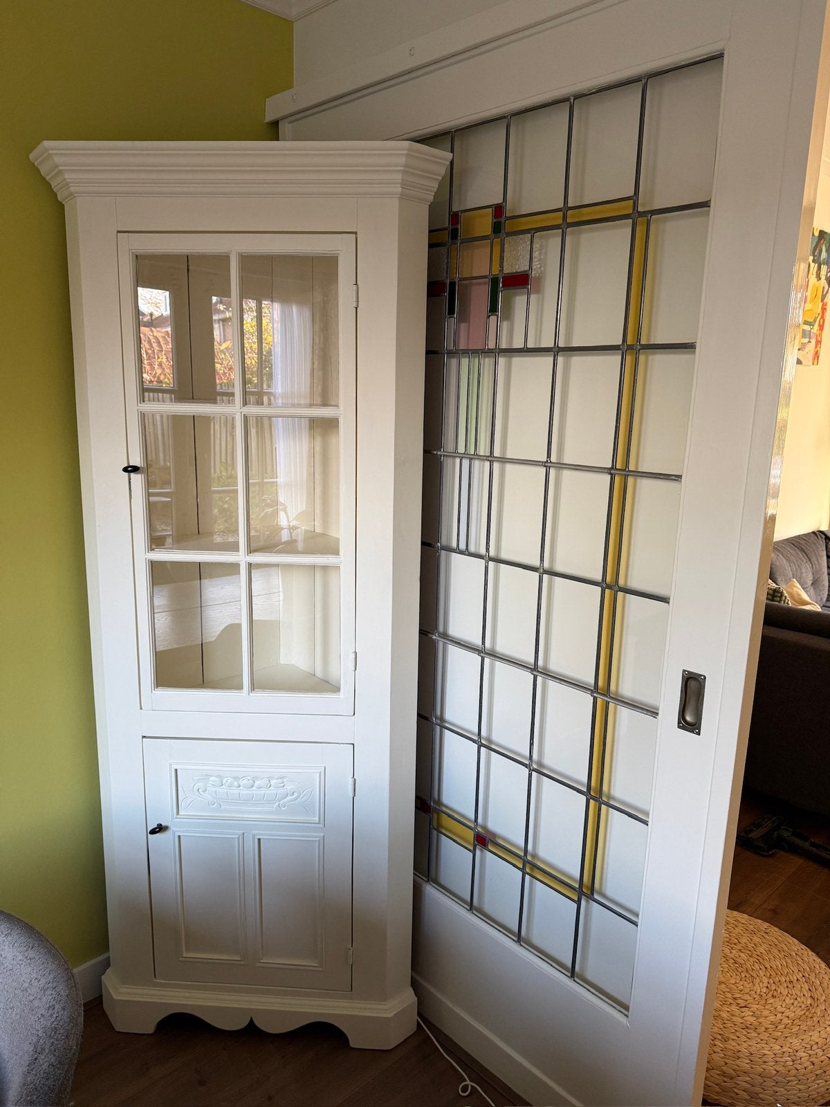 Mooie witte houten hoekkast / vitrinekast, Ophalen, Zo goed als nieuw, Binnendeur, 200 tot 215 cm