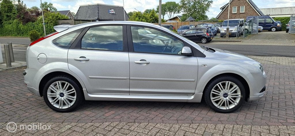 Ford Focus 1.6-16V ST - Uitgevoerd ., 1596 cc, Zwart, 4 cilinders, 116 pk
