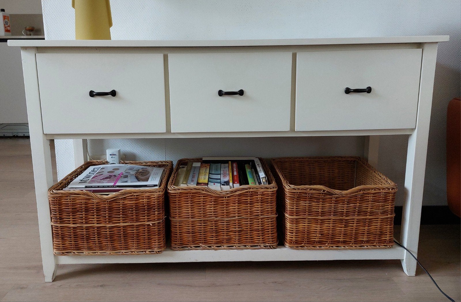 Witte sidetable, Ophalen, 25 tot 50 cm, Rechthoekig, 100 tot 150 cm