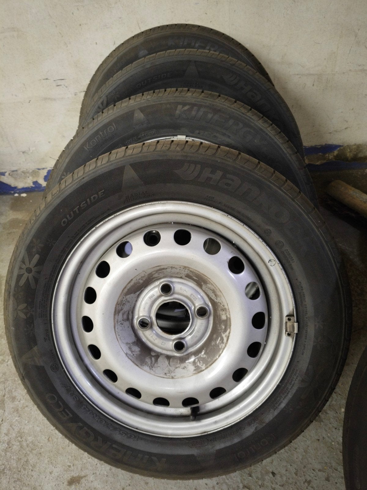 Banden en velgen VW Up - 2x ruim profiel, 2x matig, Auto diversen, Wieldoppen, Ophalen