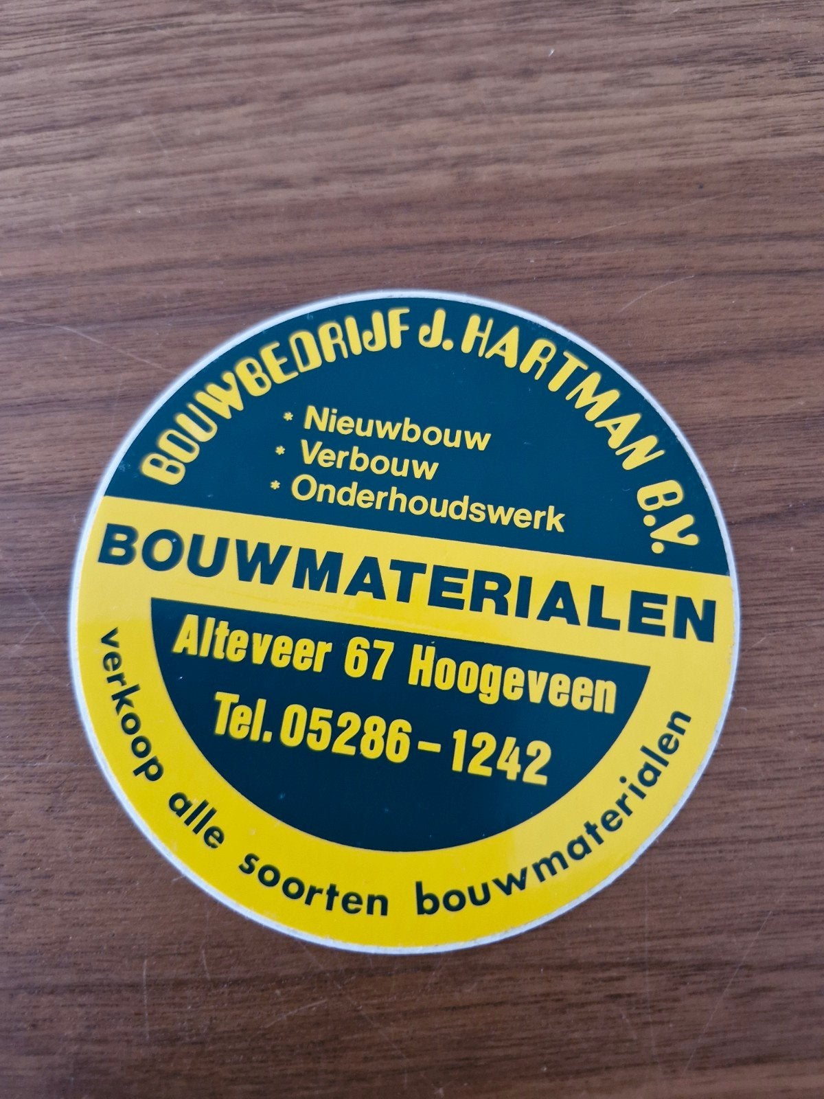 11295 Vintage sticker Bouwbedrijf J. Hartman B.V. Hoogeveen, Verzamelen, Ophalen of Verzenden, Gebruikt, Bedrijf of Vereniging