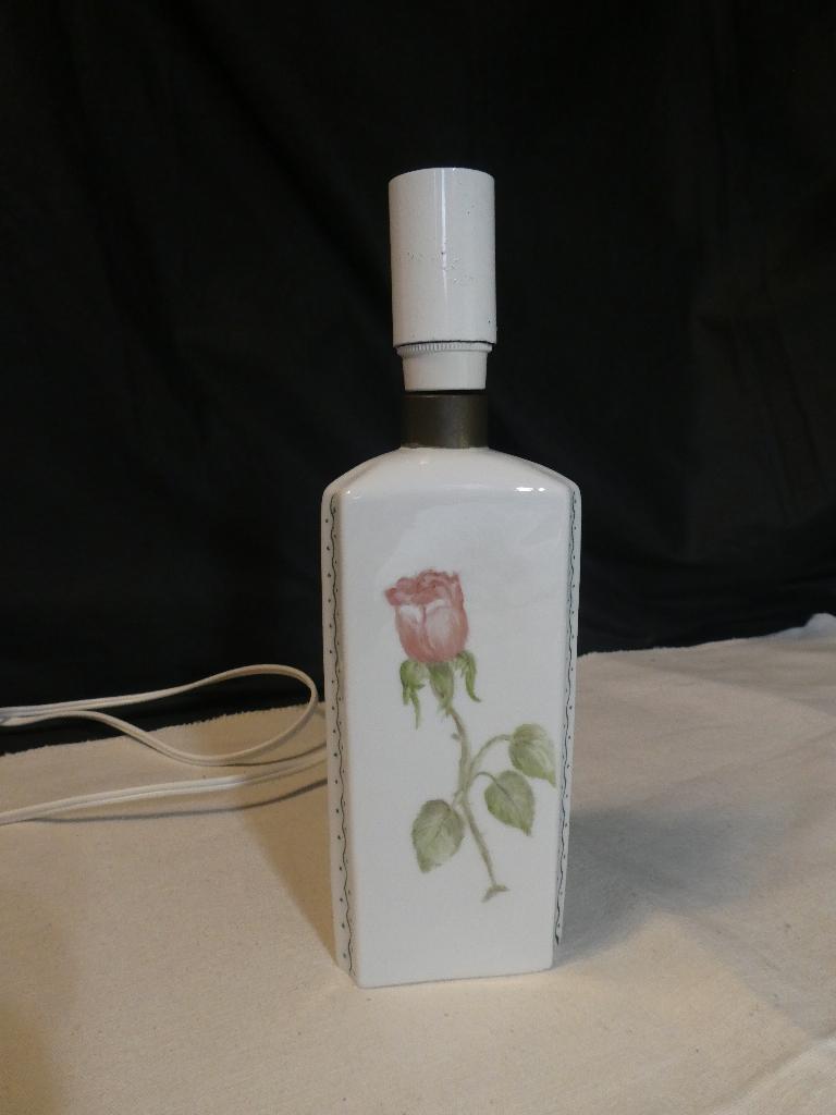 Vintage wit porselein tafellampje met rozen zonder lampenkap, Overige materialen, Gebruikt, Ophalen of Verzenden, Frans tafellampje