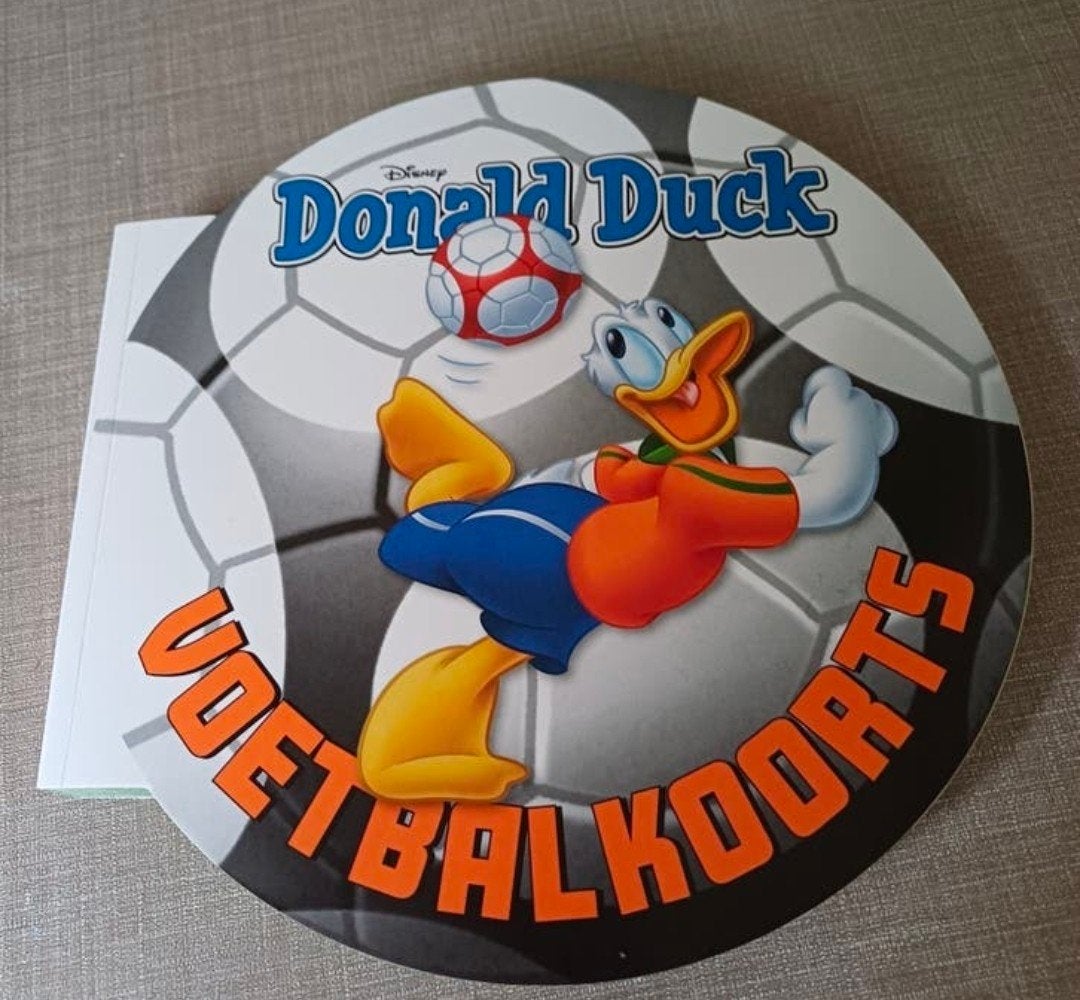 Donald Duck Voetbalkoorts - Eenmalig gelezen!, Eén stripboek, Ophalen of Verzenden, Zo goed als nieuw, Disney