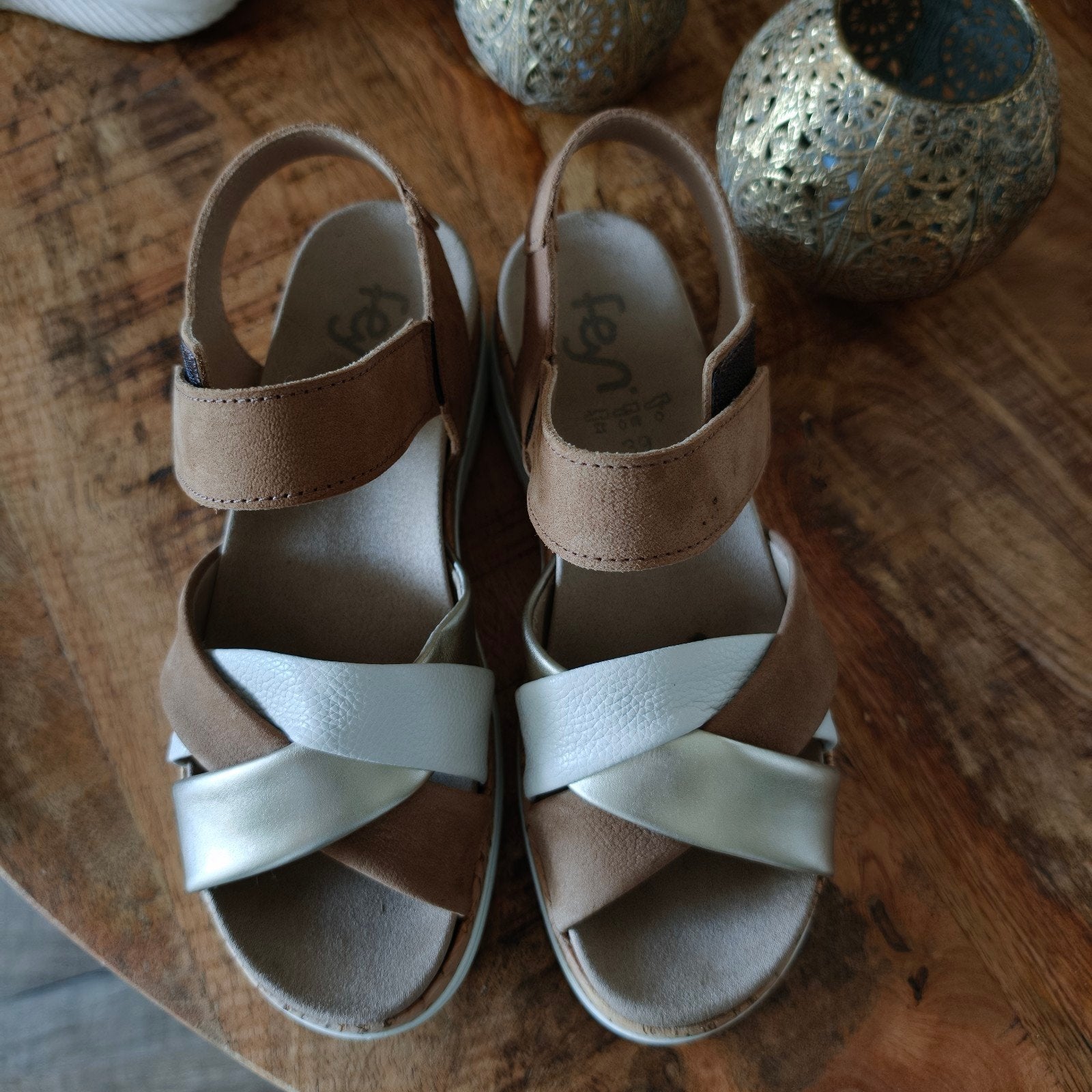 Fenne sandalen met plateauzool - Zo goed als nieuw, Kleding | Dames, Ophalen of Verzenden, Zo goed als nieuw, Bruin, Sandalen of Muiltjes