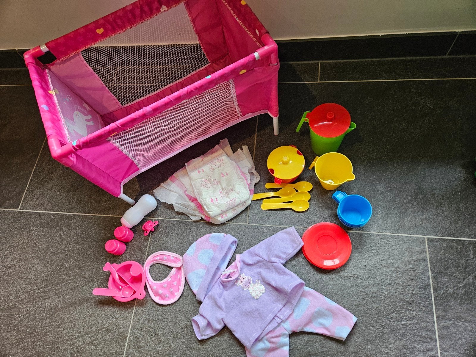 Baby Born speelset: bedje, kleertjes en accessoires, Ophalen, Gebruikt, Babypop