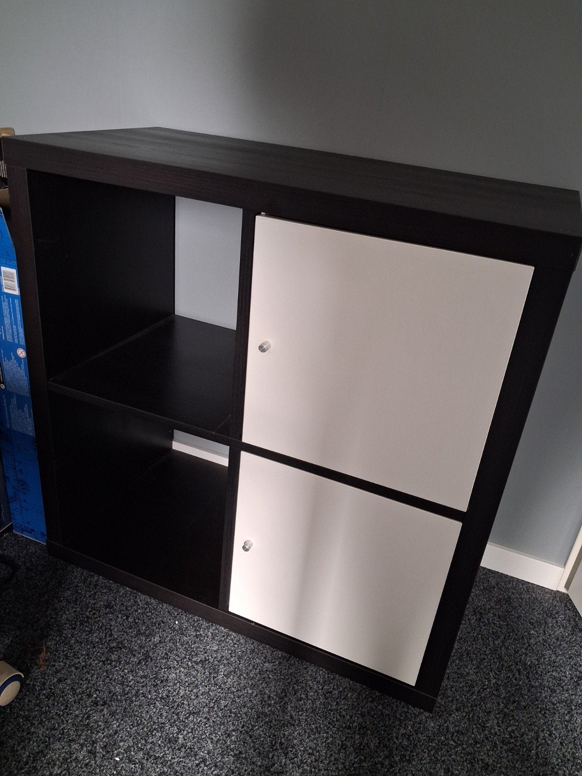kallax kast bruin/zwart met 2 witte deurtjes, Huis en Inrichting, Ophalen, Gebruikt