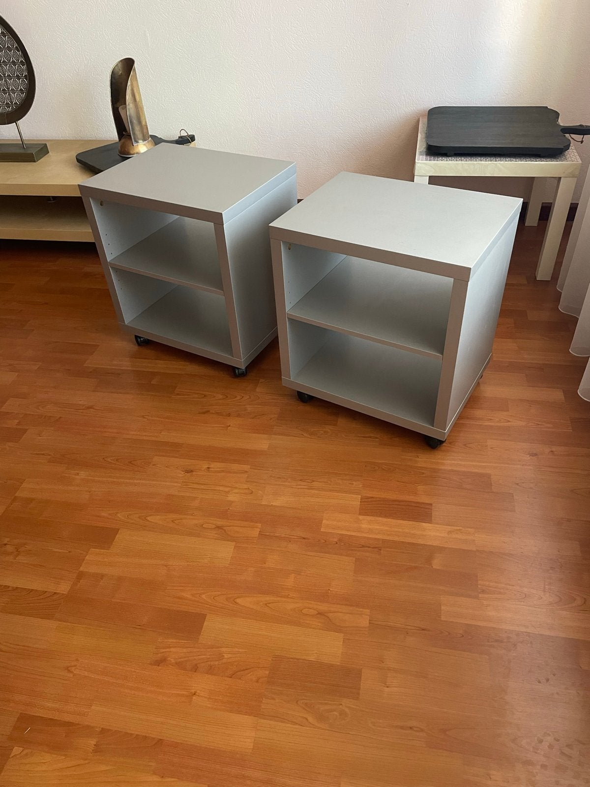 Set van 2 grijze nachtkastjes/bijzettafels op wieltjes, Ophalen, Gebruikt