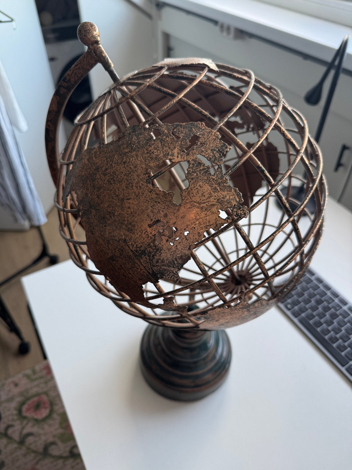 Stevige bronzen wereldbol - Bronskleurig decoratiestuk, Ophalen, Gebruikt, Draaibaar, Overige typen
