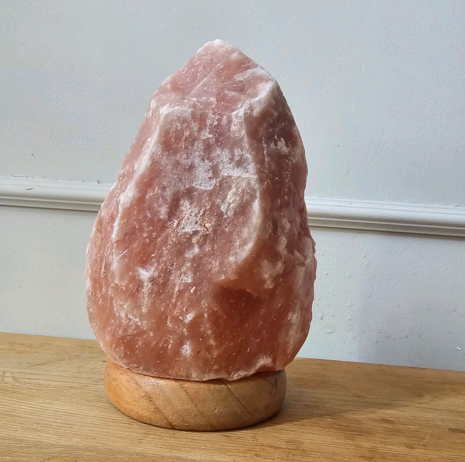 Himalaya Zoutlamp op Houten Voet – Sfeerverlichting – Natuur, Huis en Inrichting, Ophalen of Verzenden, Zo goed als nieuw, Natuurlijk materiaal