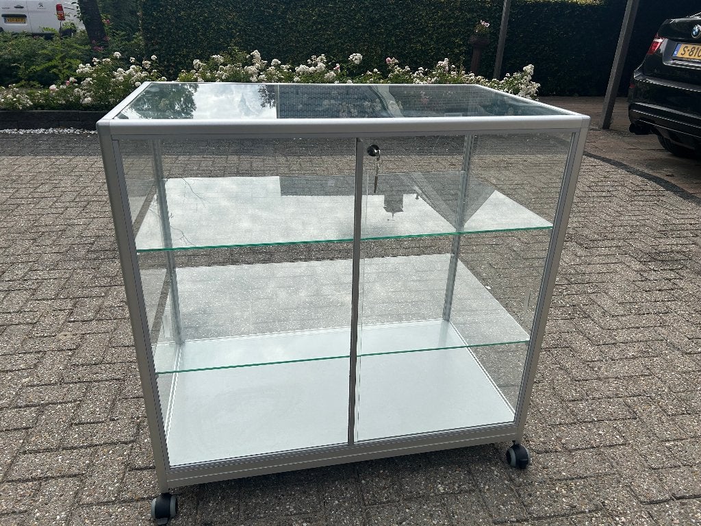 Staande winkel vitrines, aluminium en glas en schuifdeuren, Ophalen, Met deur(en), 100 tot 150 cm, 100 tot 150 cm