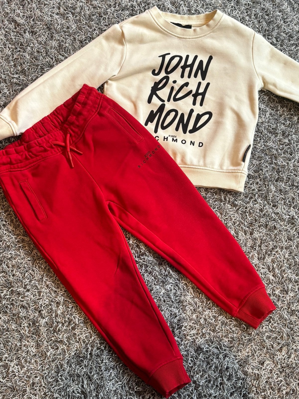John richmond set 4 jaar, Ophalen of Verzenden, Zo goed als nieuw, Jongen, Setje