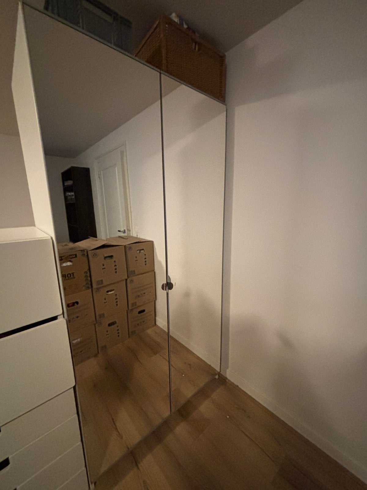 GRATIS: kledingkast met spiegeldeuren, Huis en Inrichting, Gebruikt, 150 tot 200 cm, 50 tot 75 cm, 50 tot 100 cm
