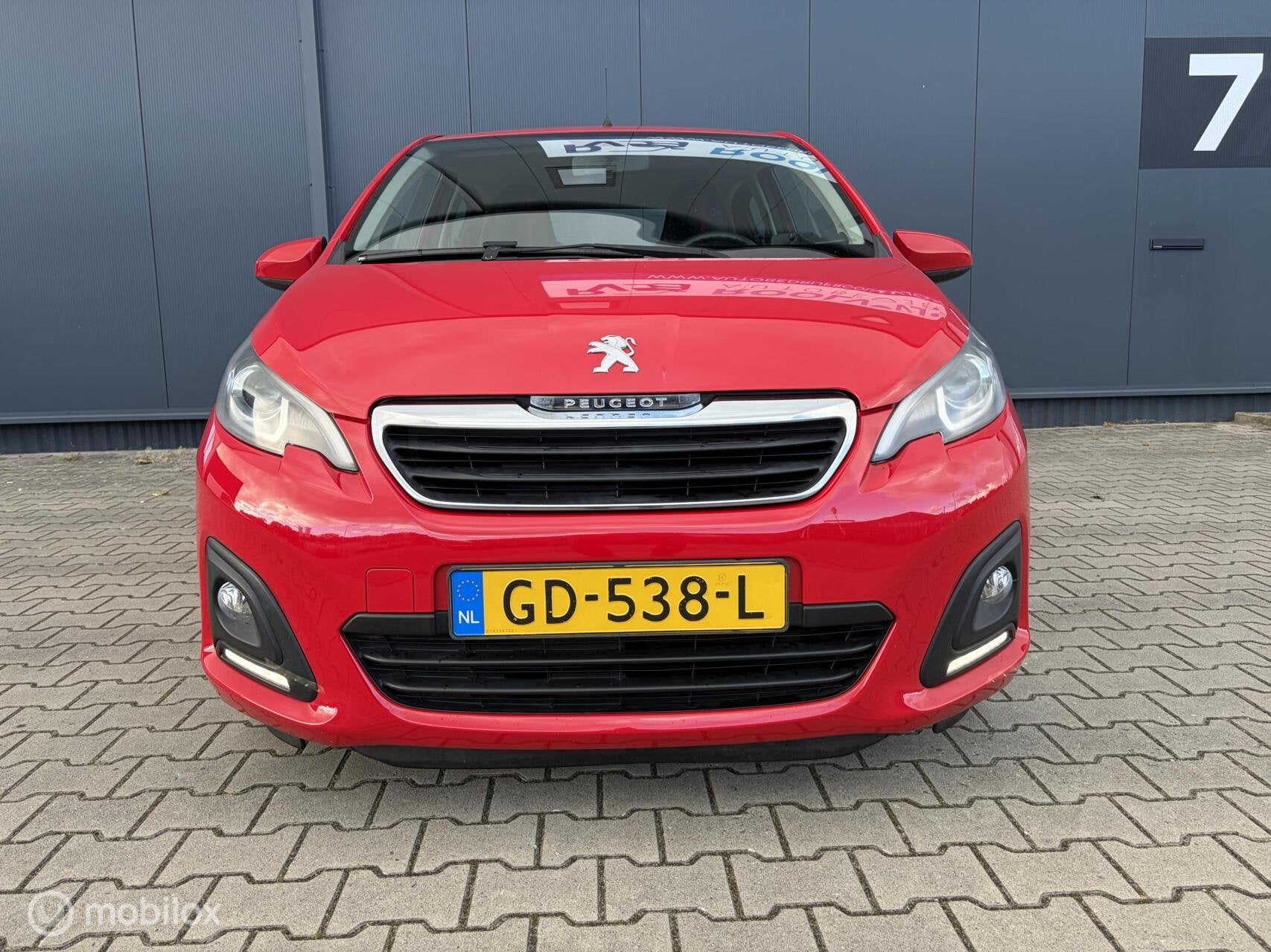 Peugeot 108 1.0 e-VTi Active BTW Airco Nieuwe Apk, Voorwielaandrijving, Stof, Gebruikt, Zwart